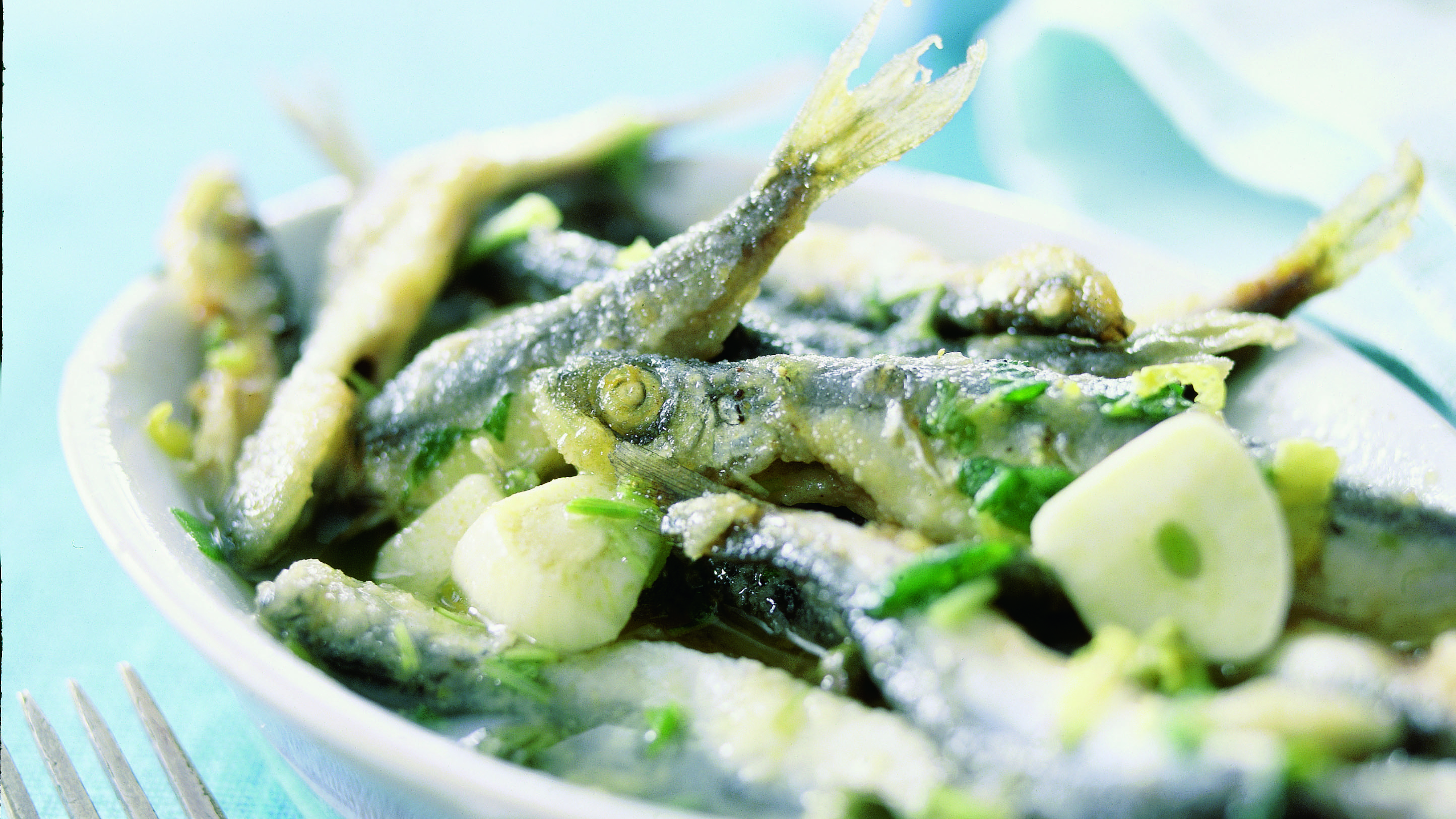 Sitruunamarinoidut pikkukalat