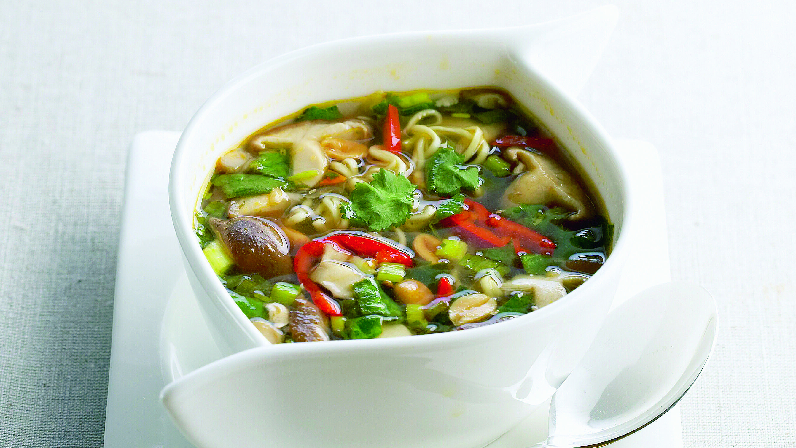 Thaimaalainen nuudeli-pinaattikeitto