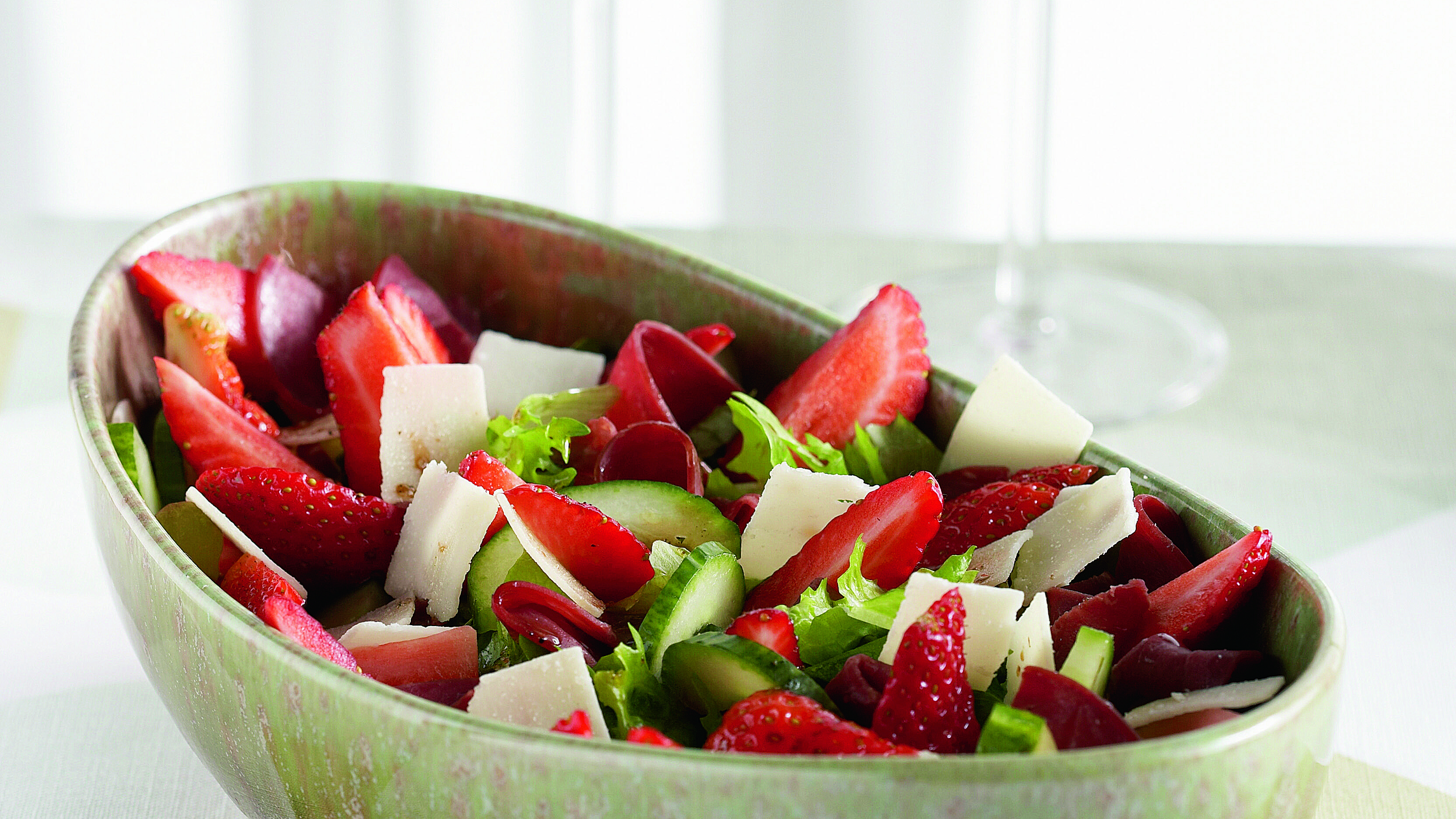 Poro-mansikkasalaatti