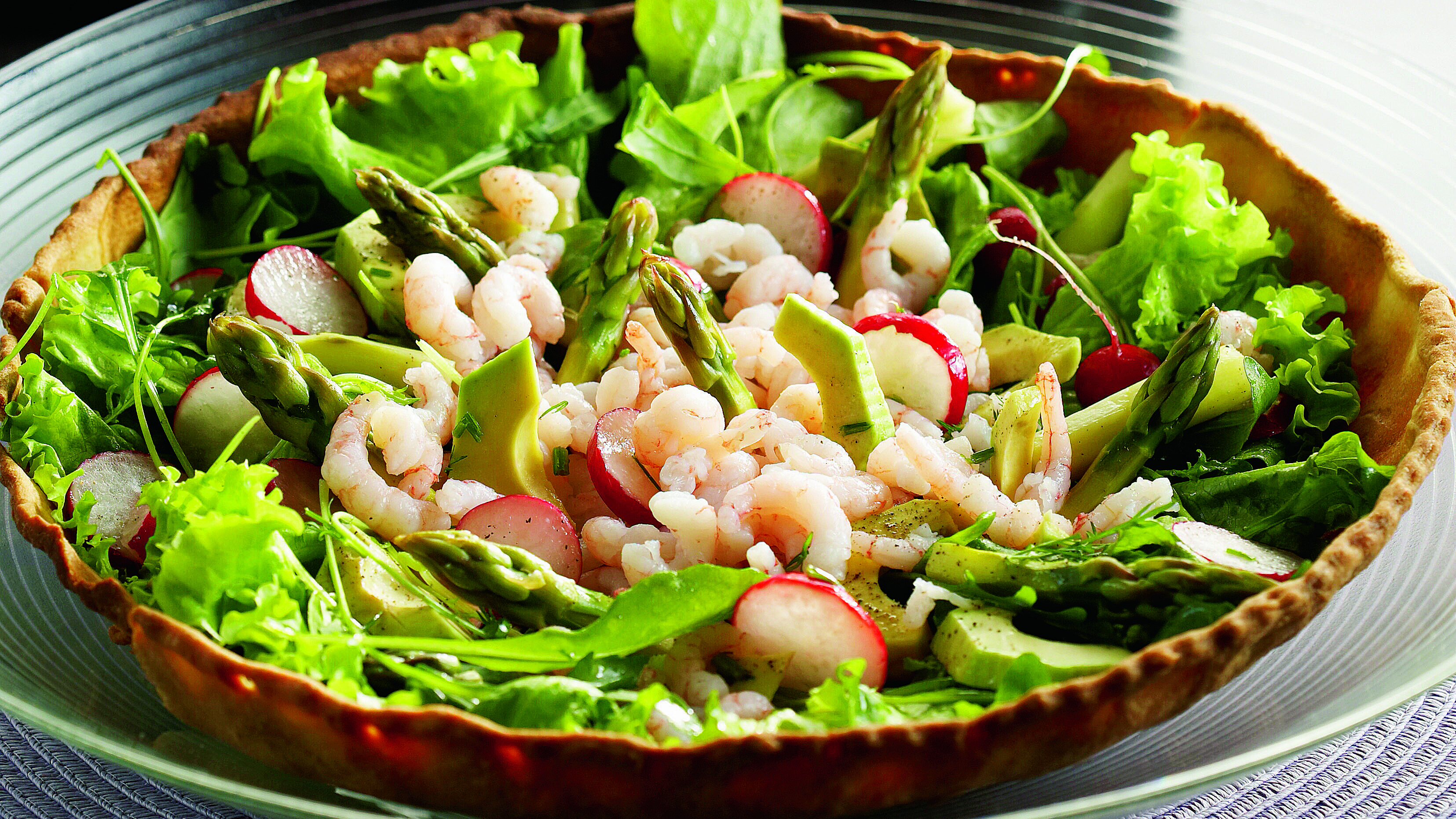 Katkarapusalaatti piiraspohjalla