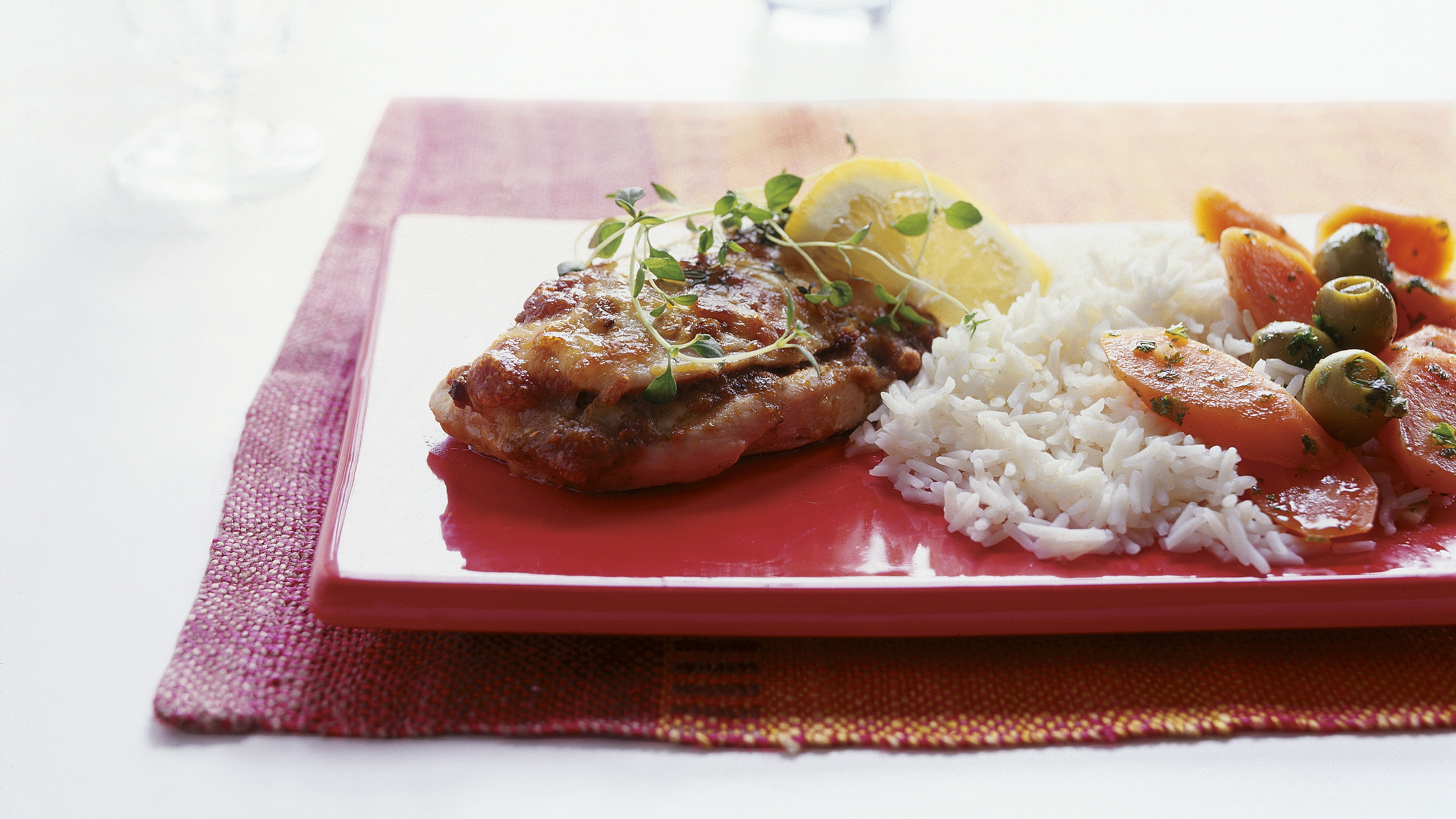 Punaisella pestolla täytettyä kanaa