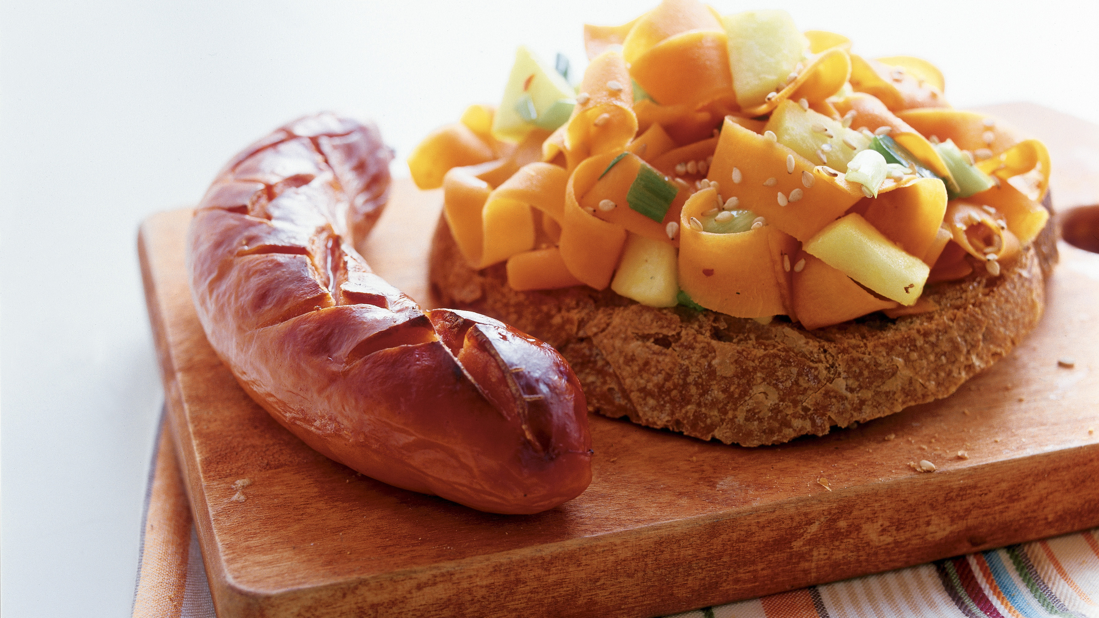 Nopea porkkana-omenawokki ja grillimakkaroita