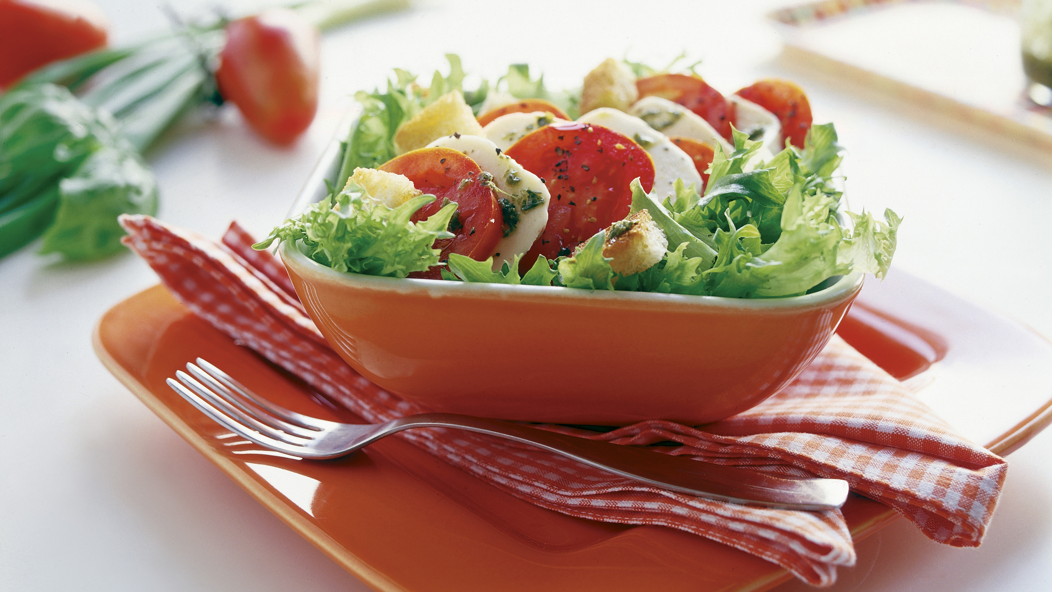 Rapea tomaatti-mozzarellasalaatti