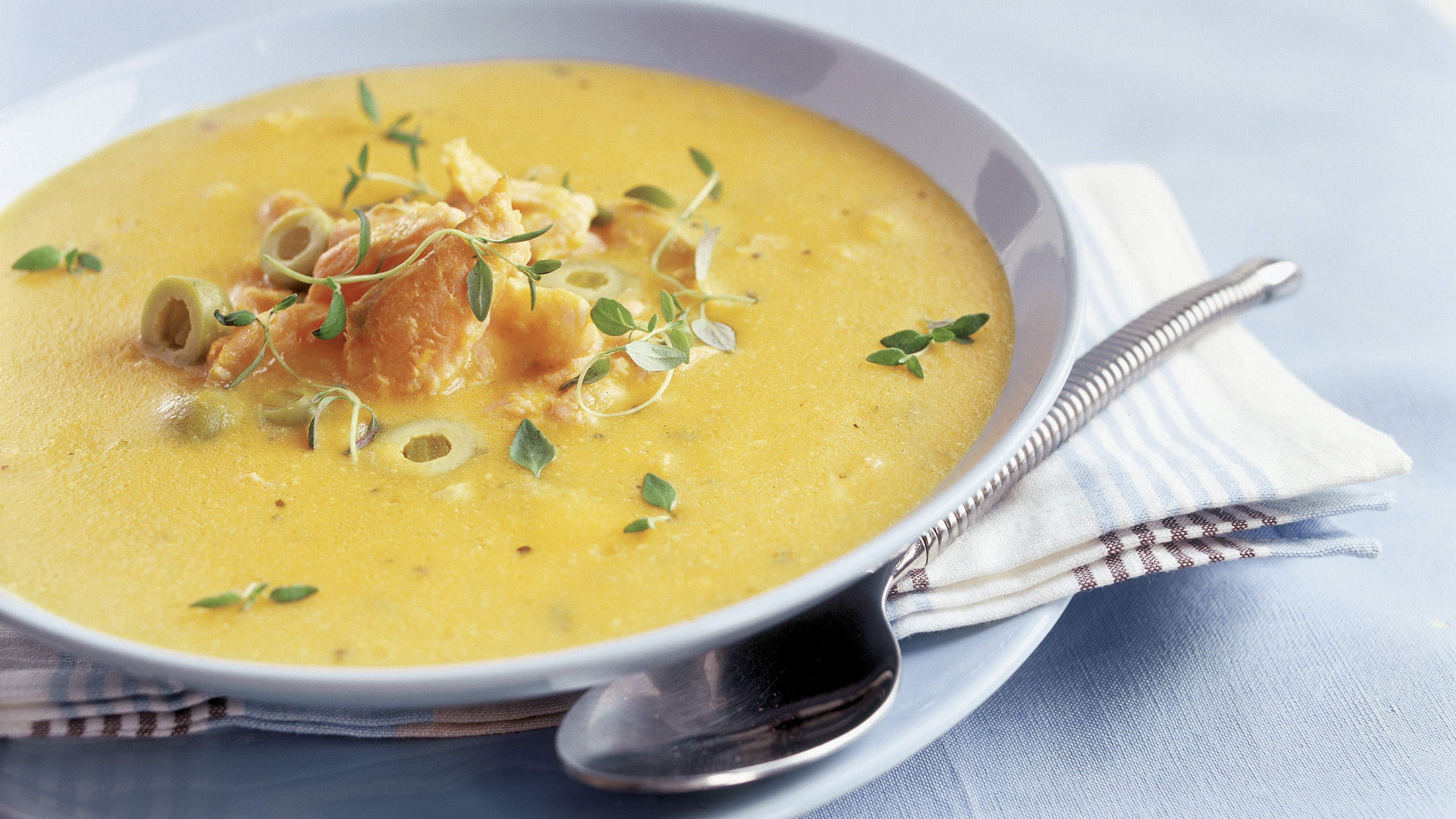 Nopea juuressose-lohikeitto