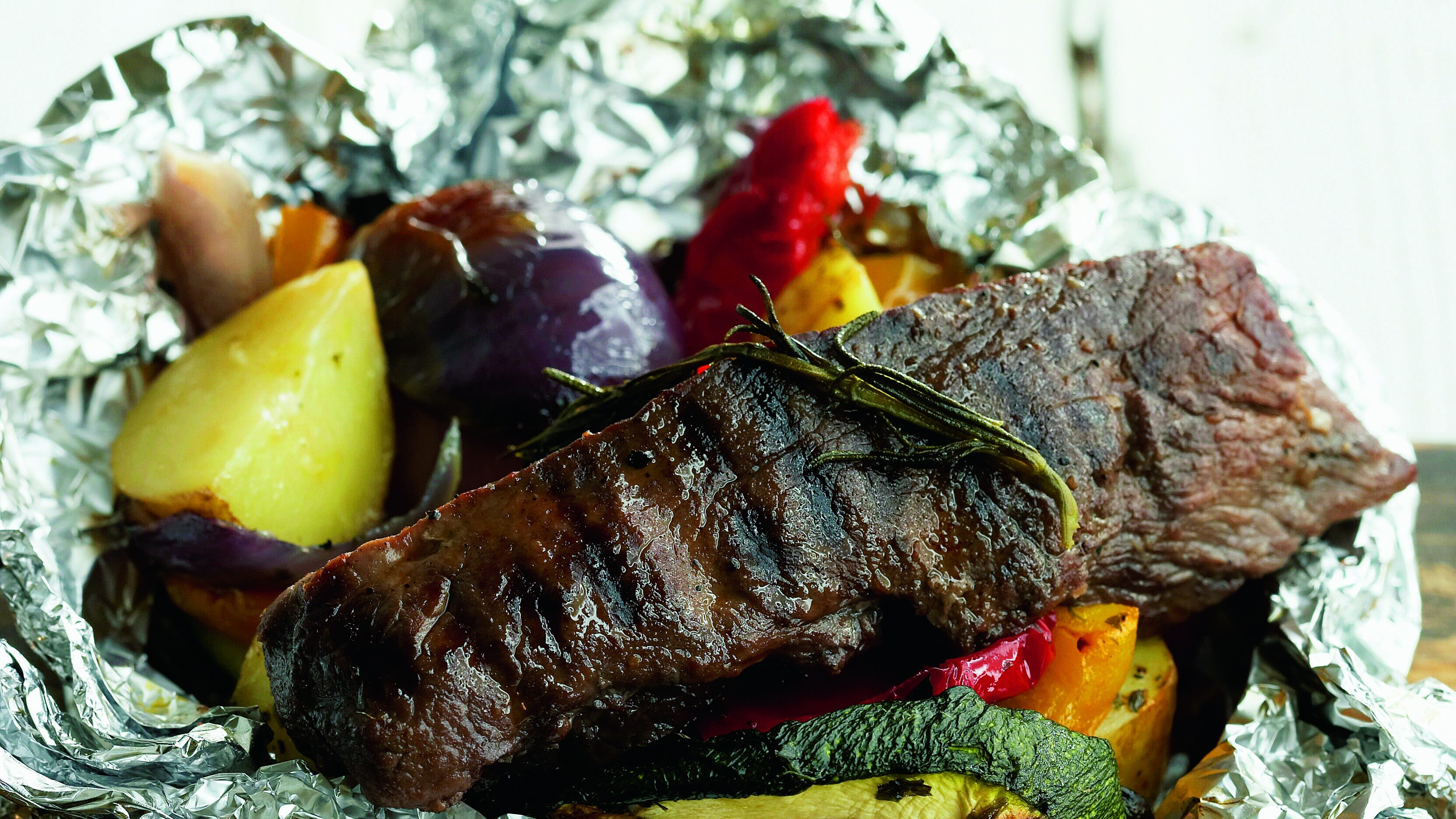 Grillattu lampaanfilee ja vihannesnyytit