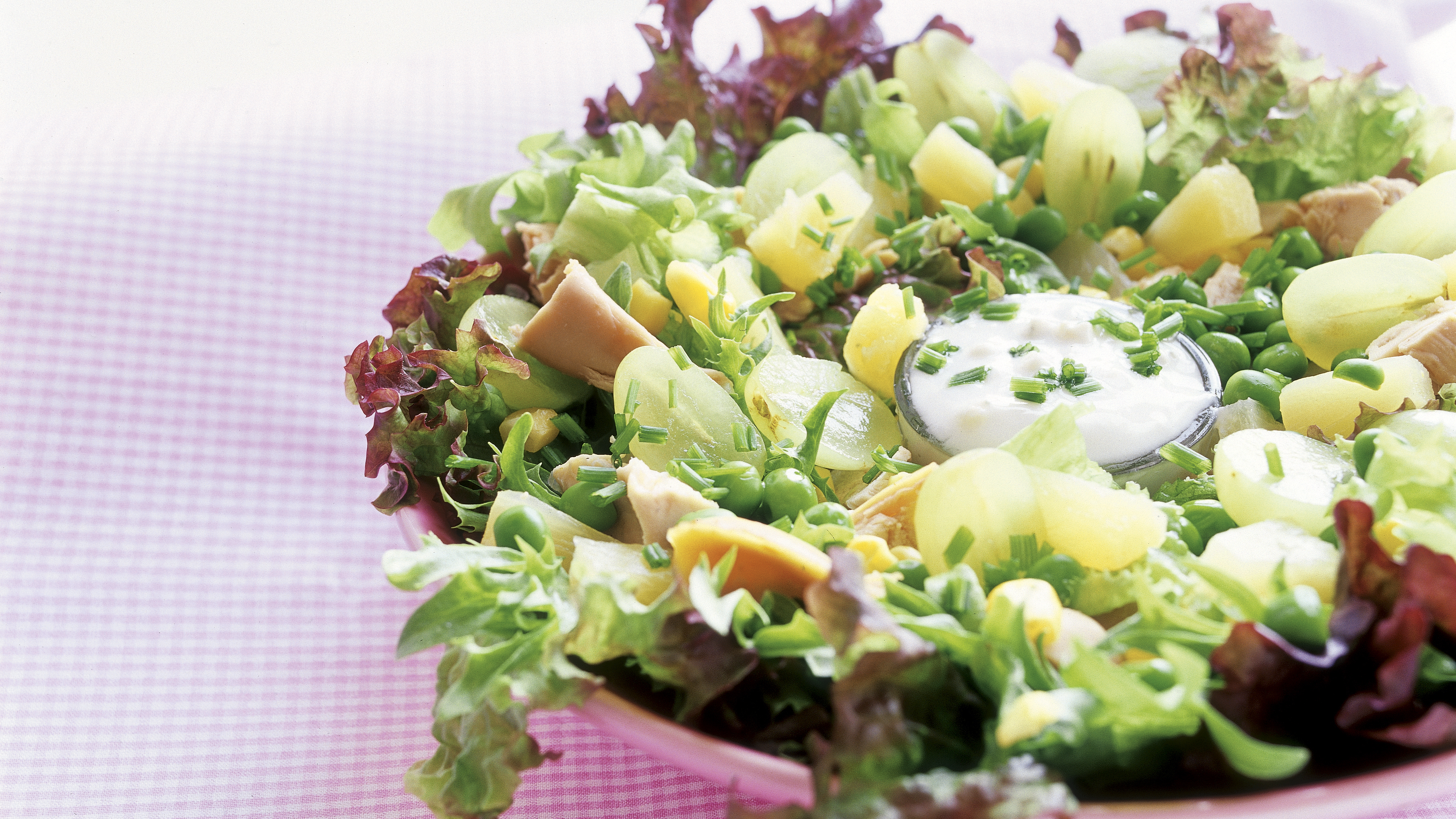 Värikäs broilerisalaatti