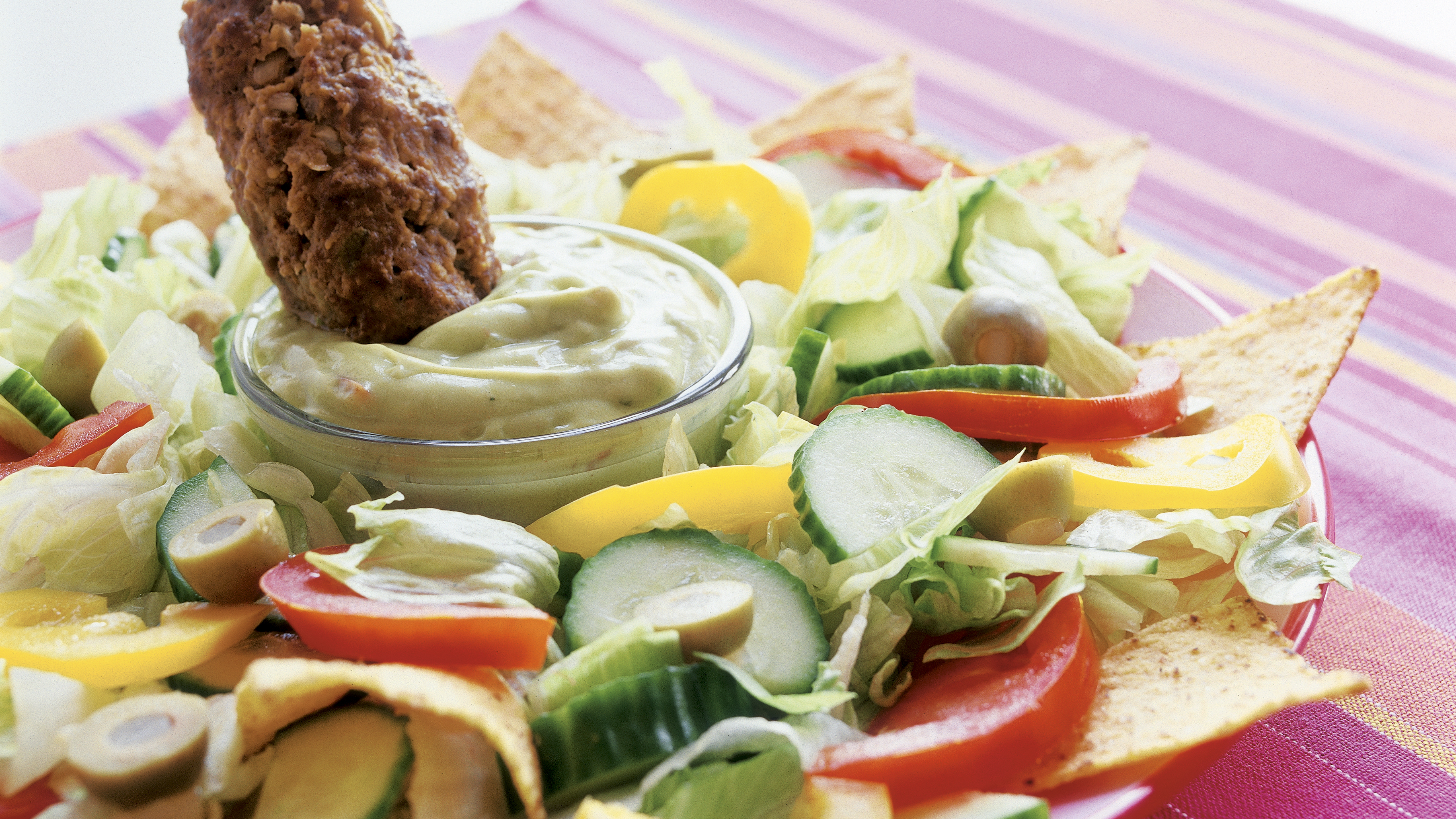 Texmex-jauhelihakebakot ja nachosalaatti