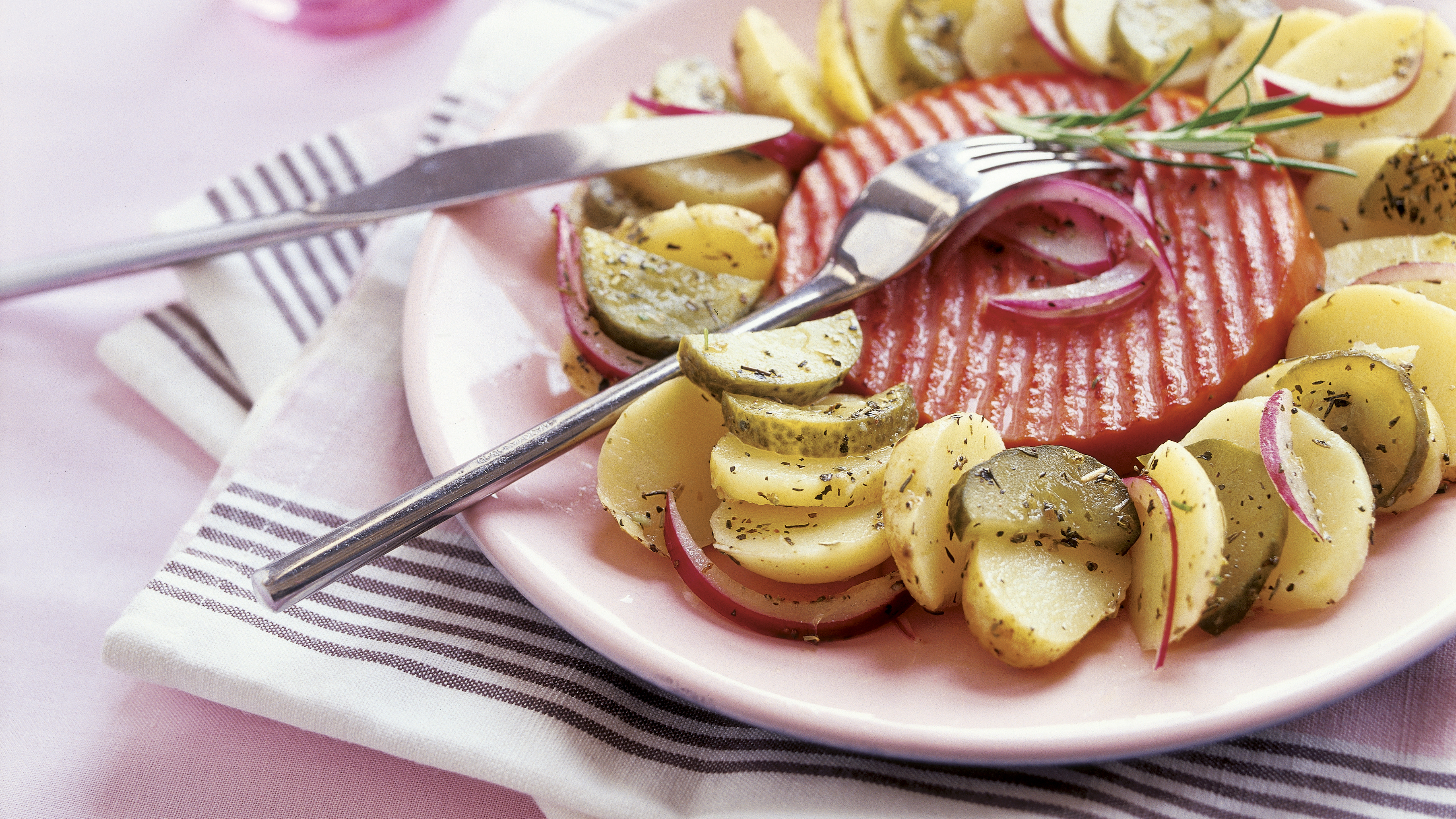 Grillipihvit ja mainio perunasalaatti