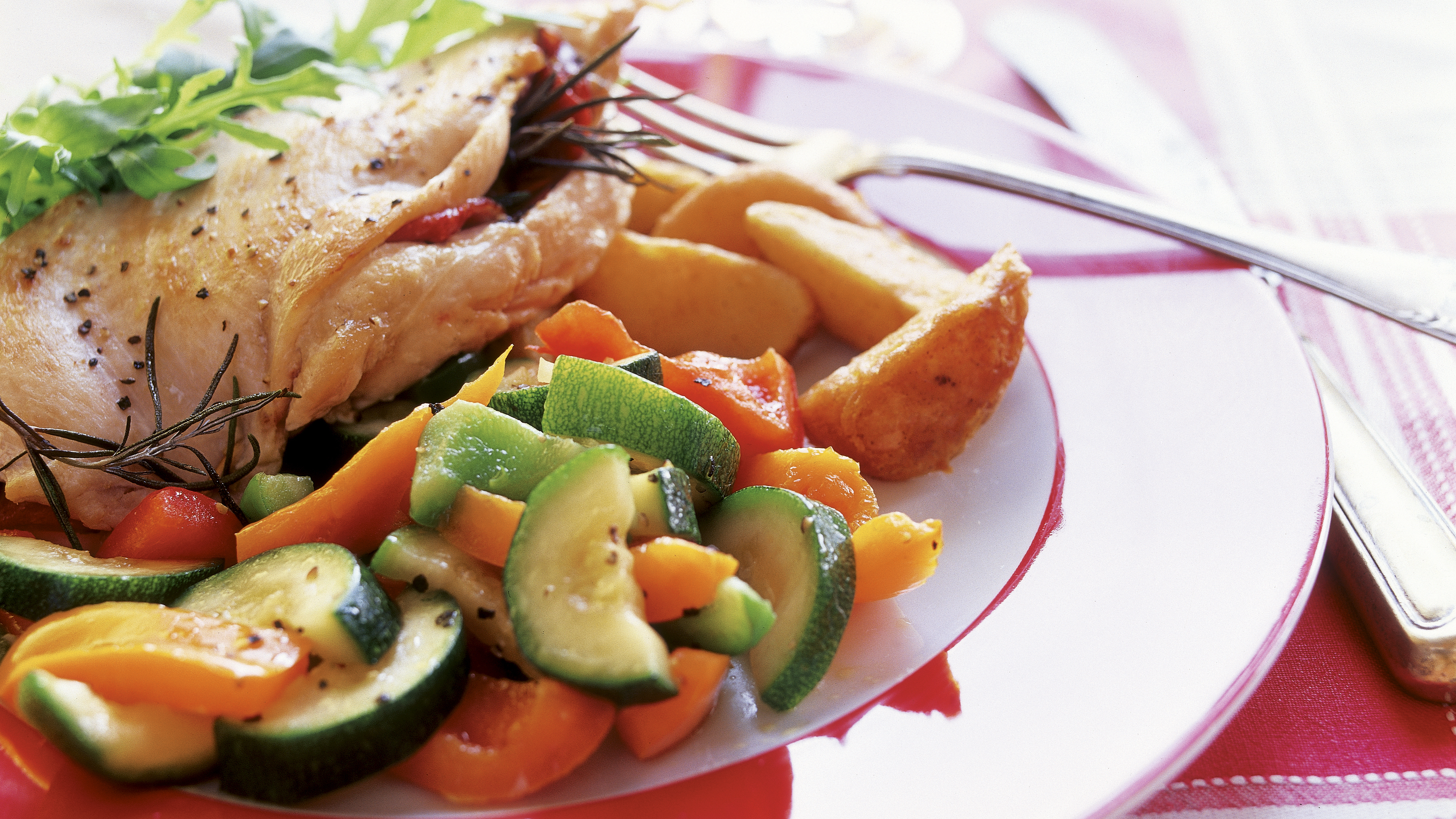 Meetvurstibroileri vihannespedillä