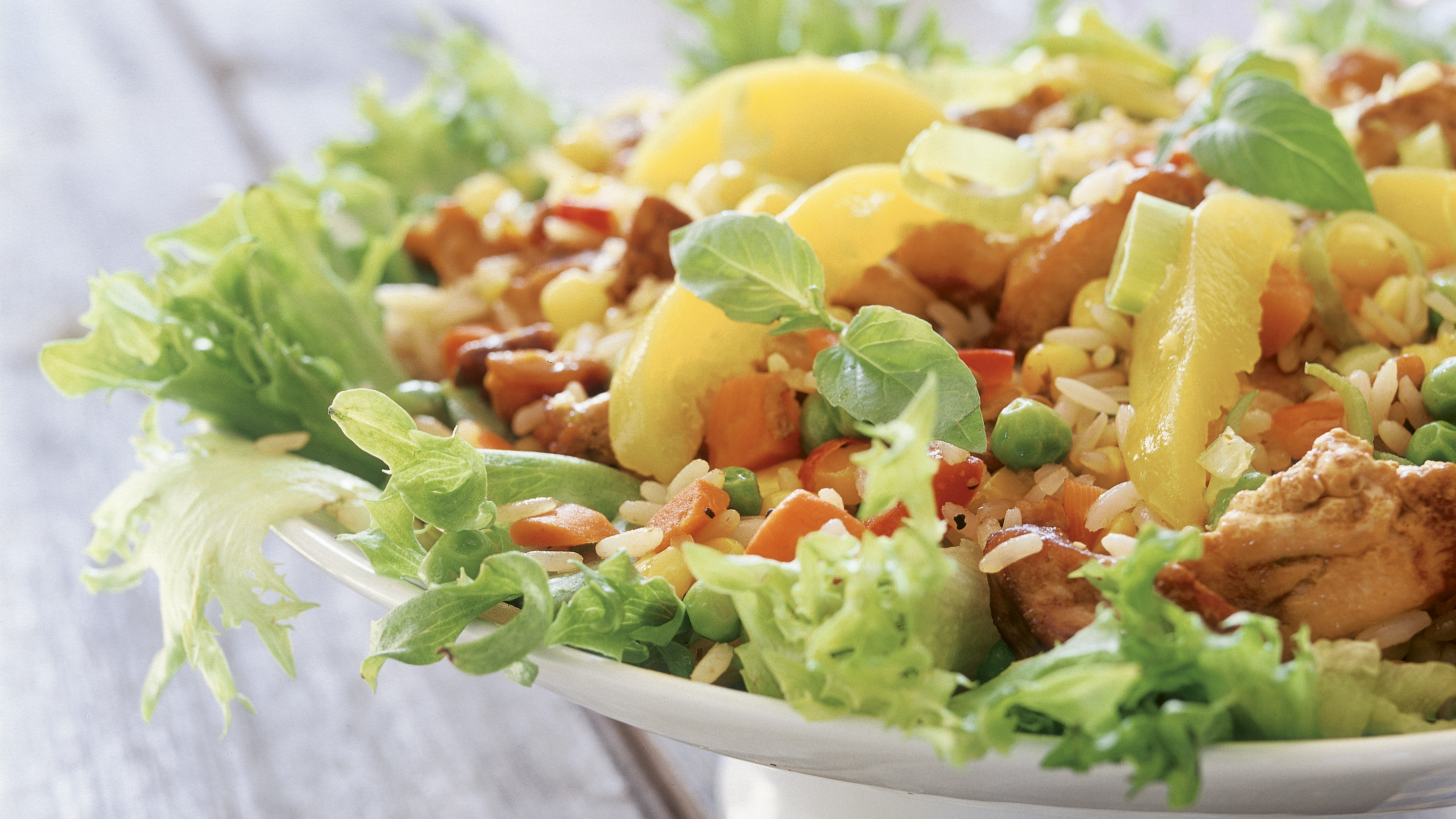 Broileria salaattipedillä