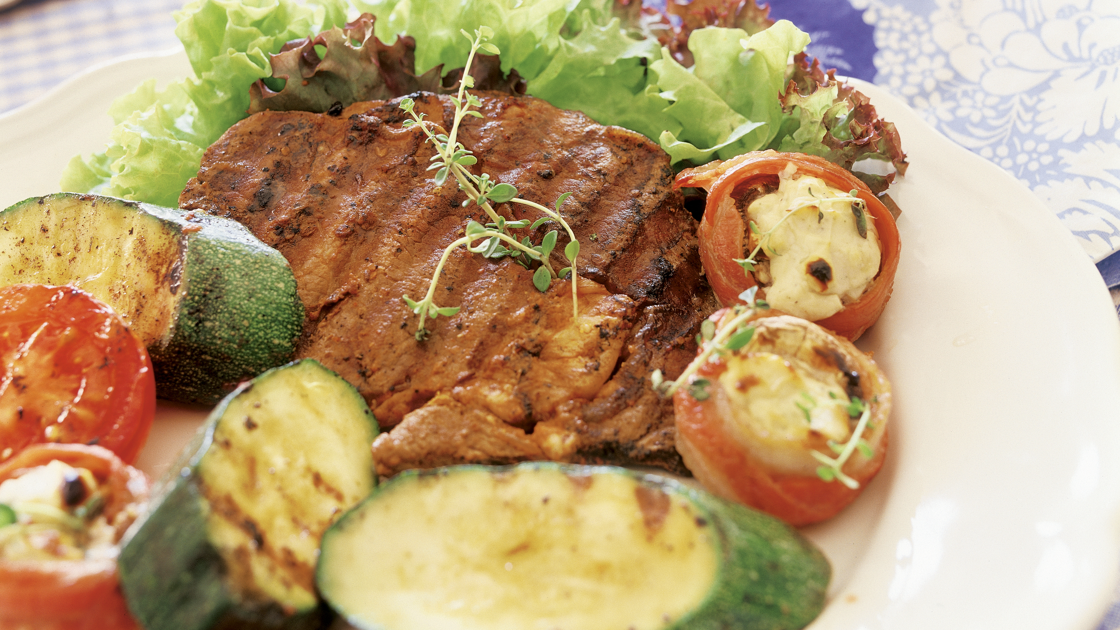 Grillattua entrecôtea ja pekoniherkkusieniä