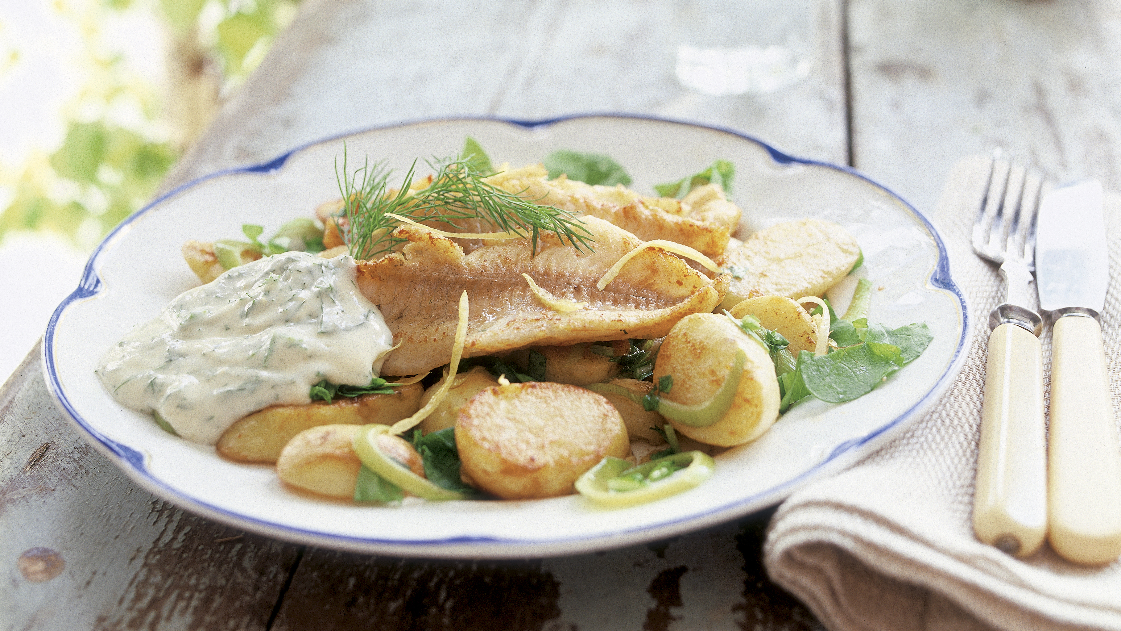 Ahvenia, tilli-sitruunakastiketta ja kesäperunoita