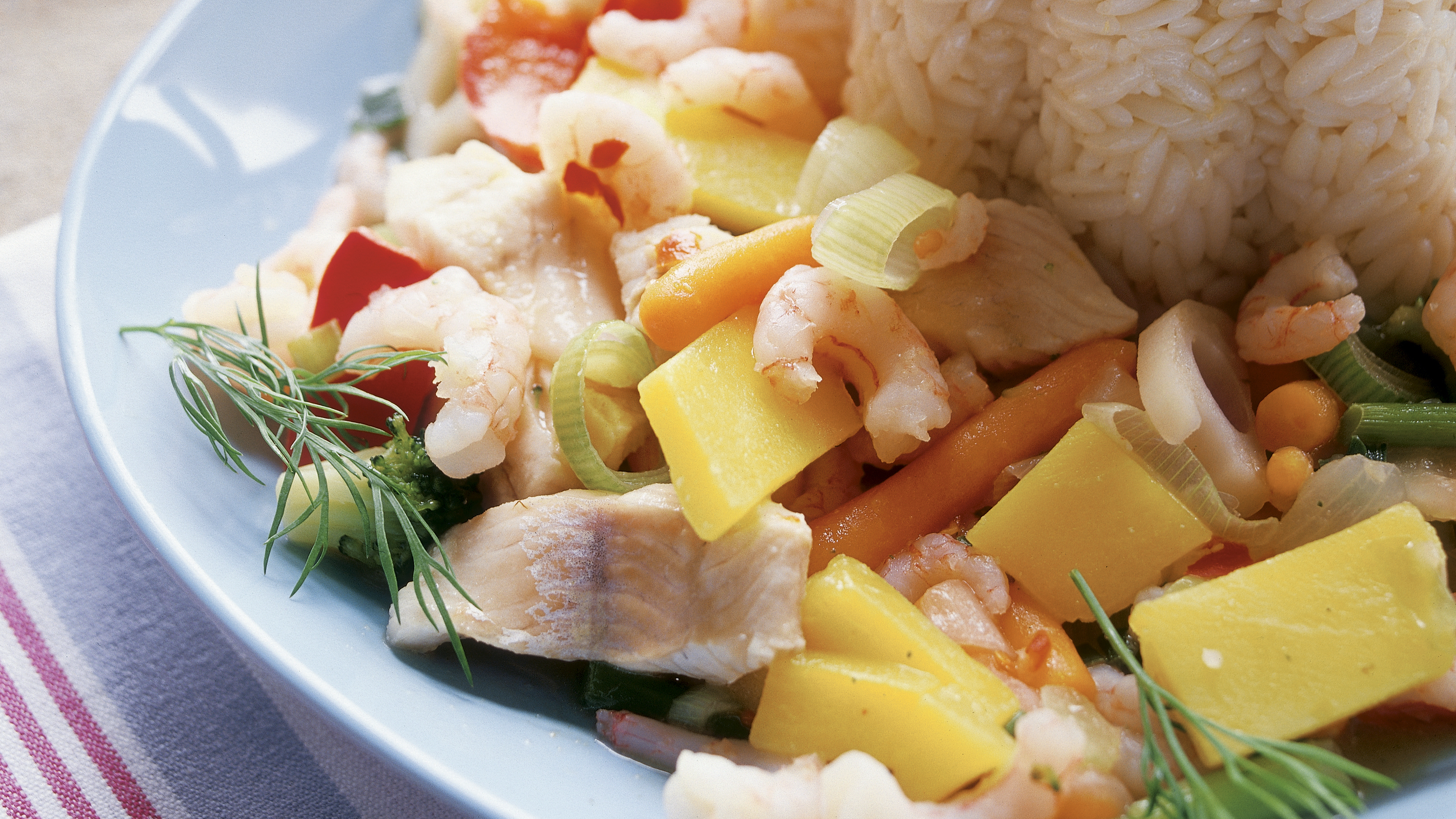 Värikäs kala-vihanneswokki ja sitruunariisi