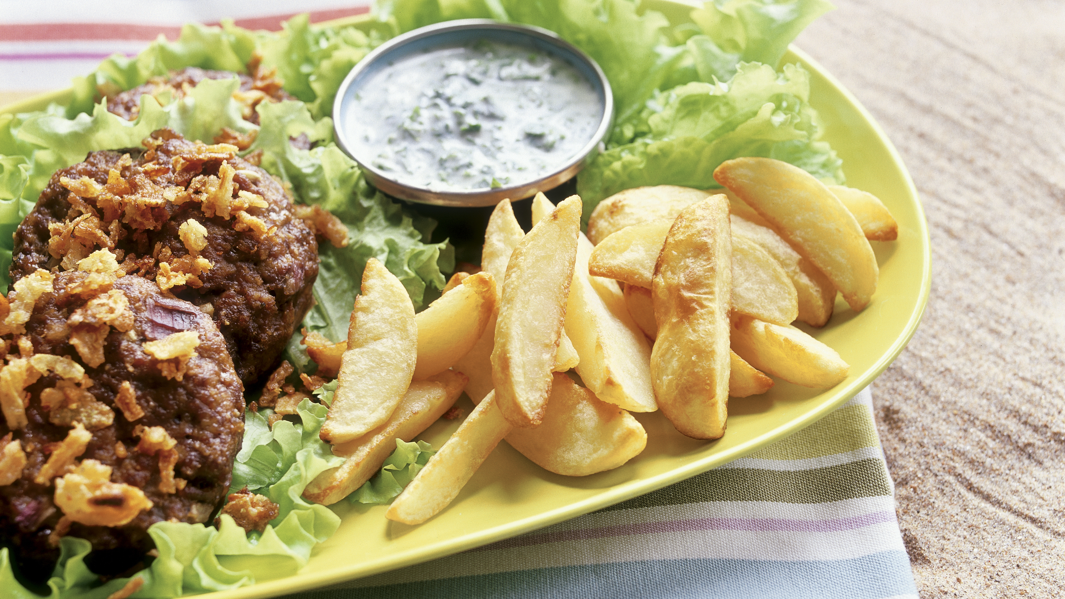 Kolmen sipulin jauhelihapihvit & piparjuurikastike