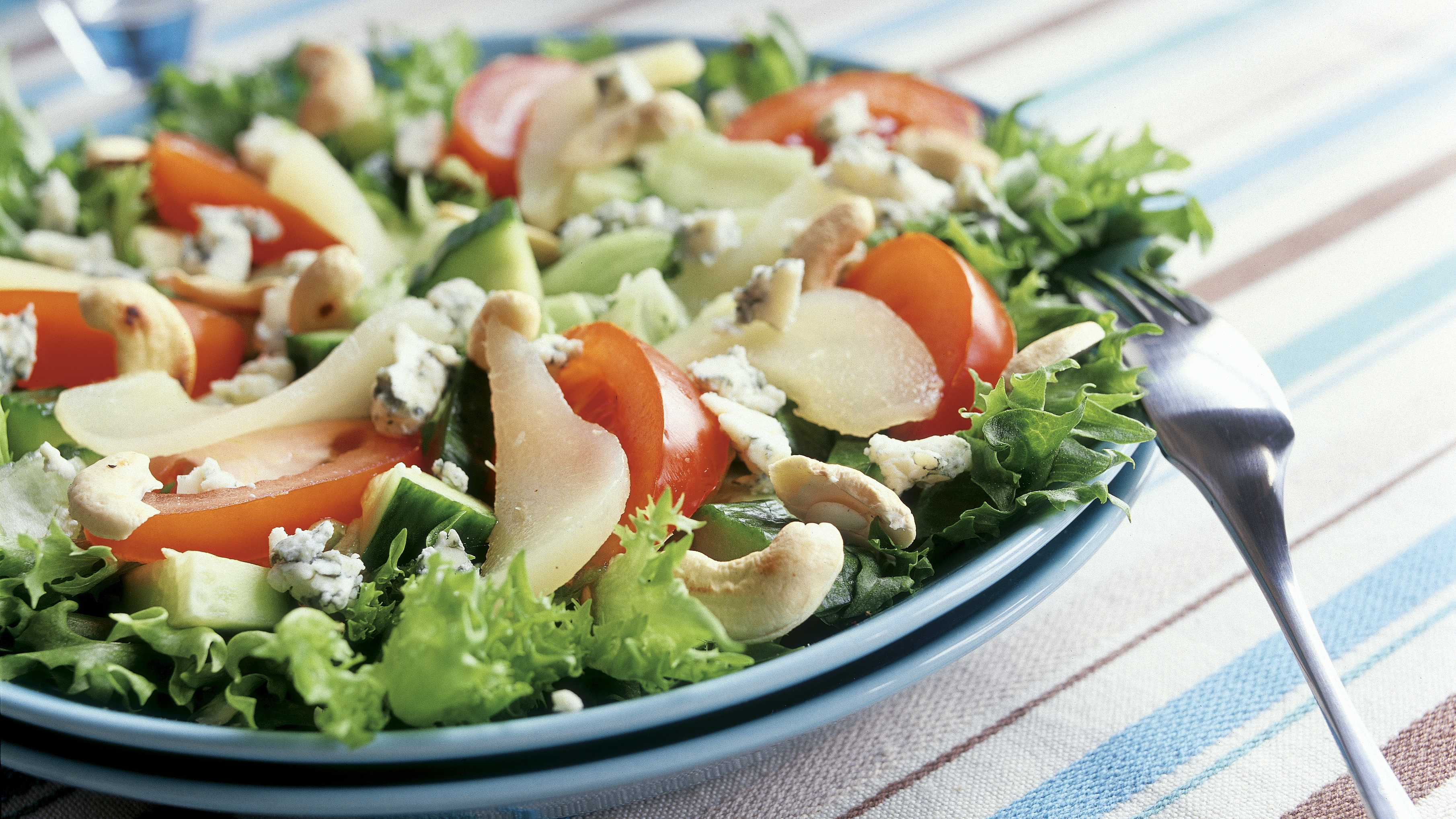 Juusto-pähkinäsalaatti