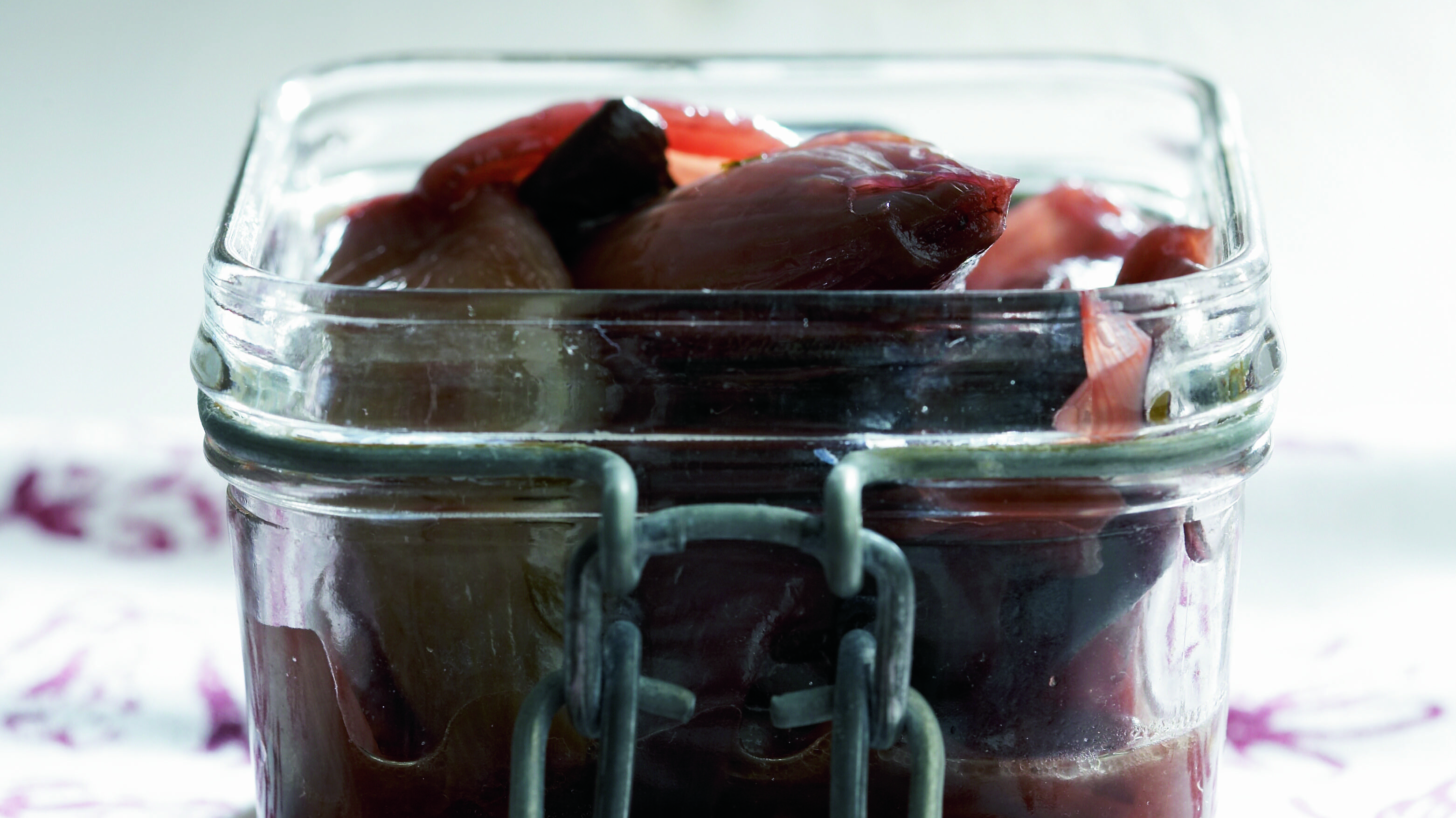 Sieniä ja sipulia punaviinimarinadissa