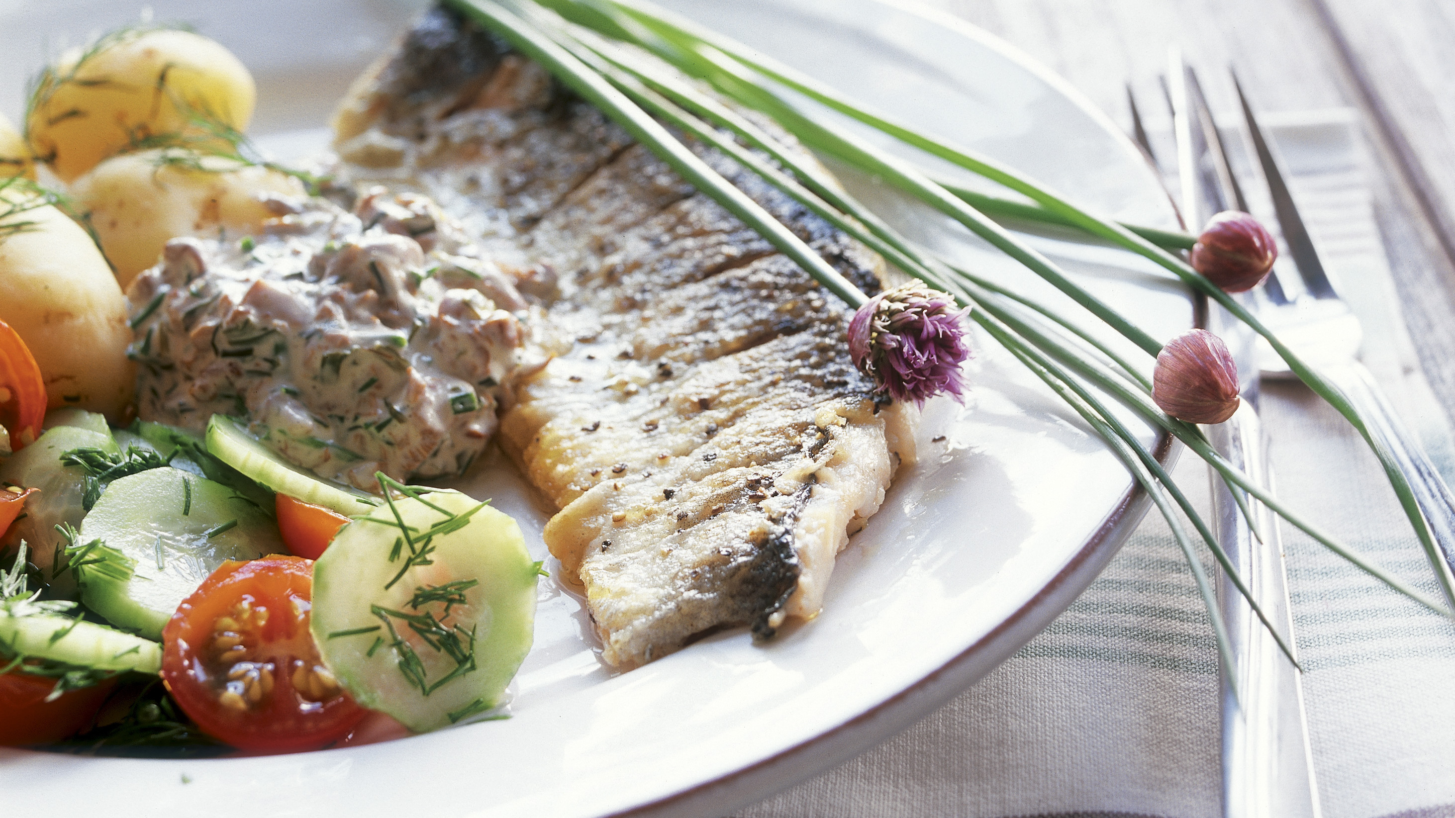 Paistettua kalaa sienikastikkeen kanssa