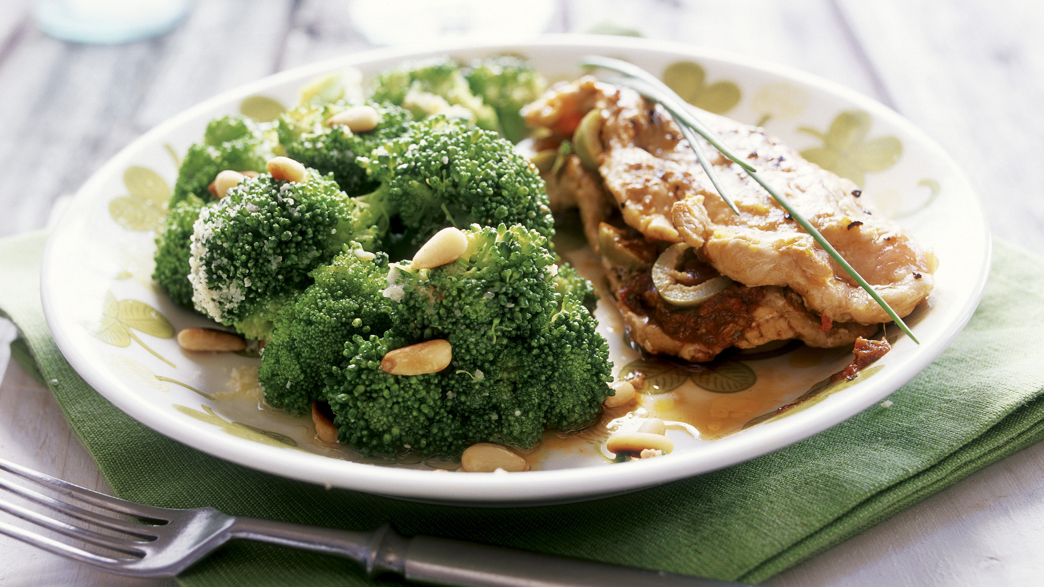 Paprikaista possua ja parmesaani-parsakaalia