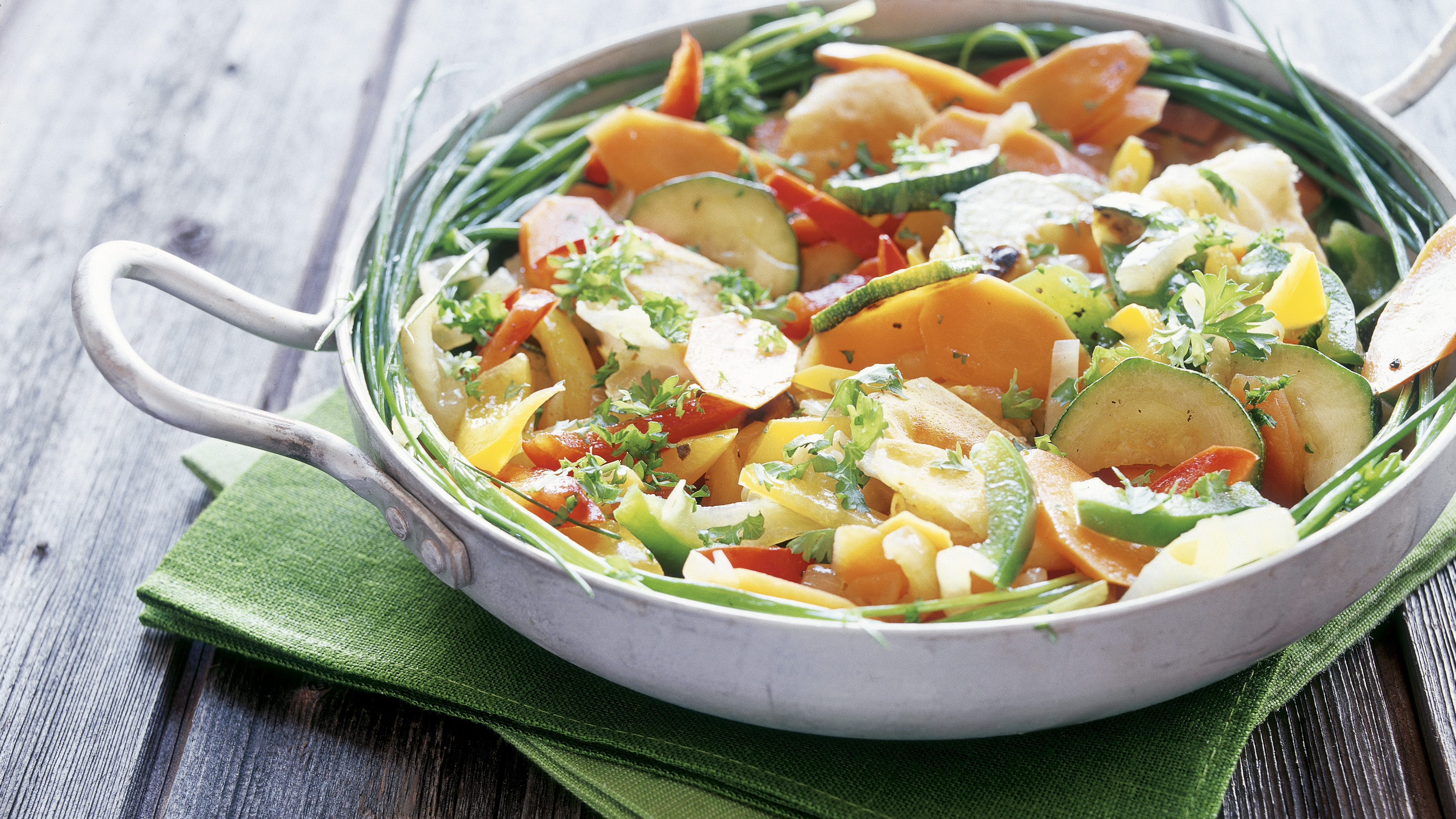 Vokattuja vihanneksia ja vuohenjuustoa