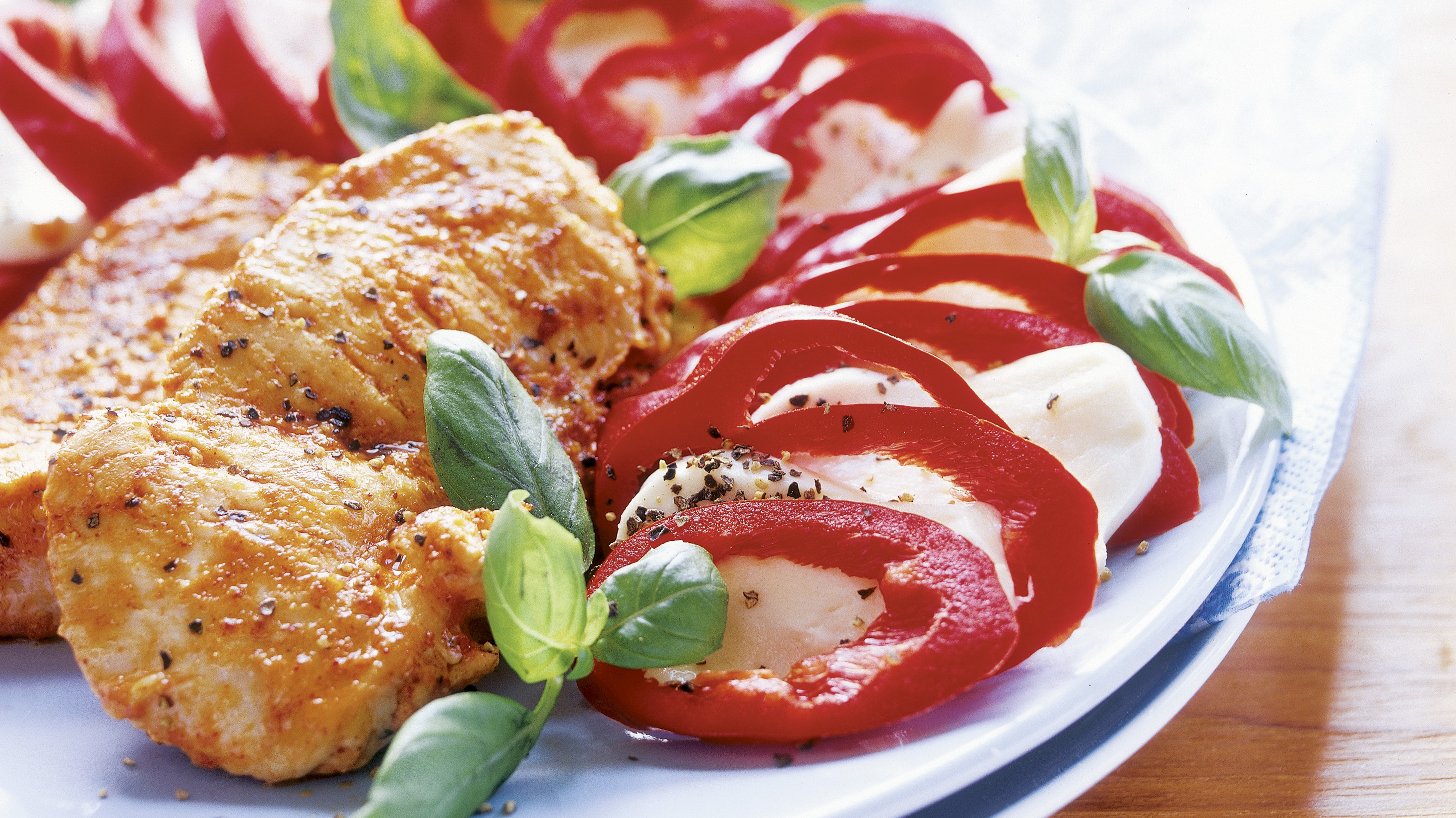 Kalkkunaa ja suippopaprika-mozzarellasalaattia