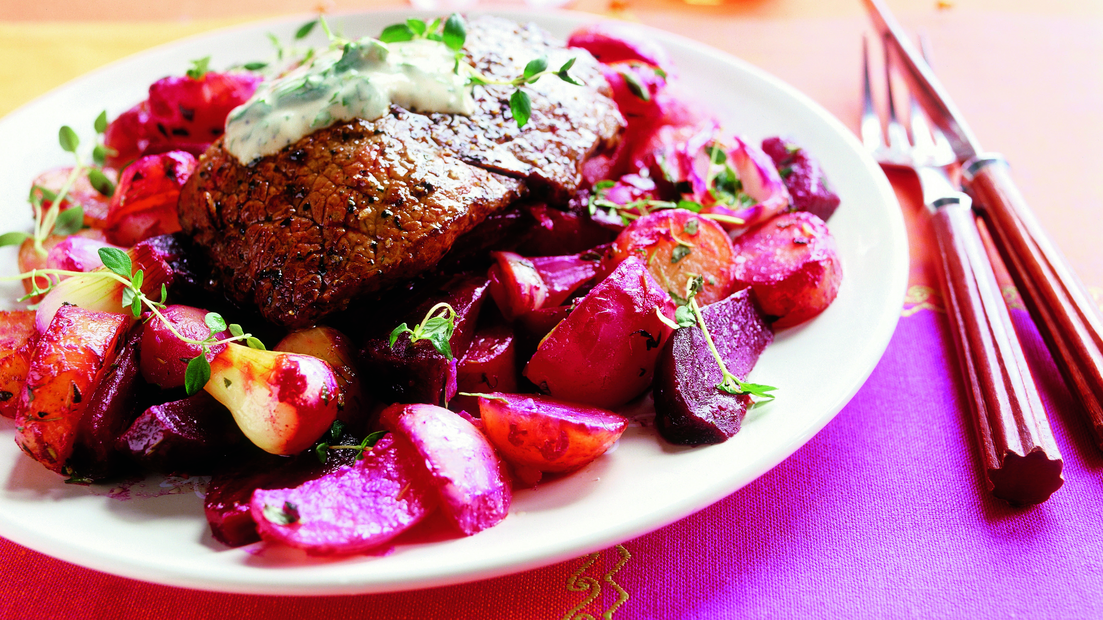 Pariloidut pihvit ja syysjuurespannu