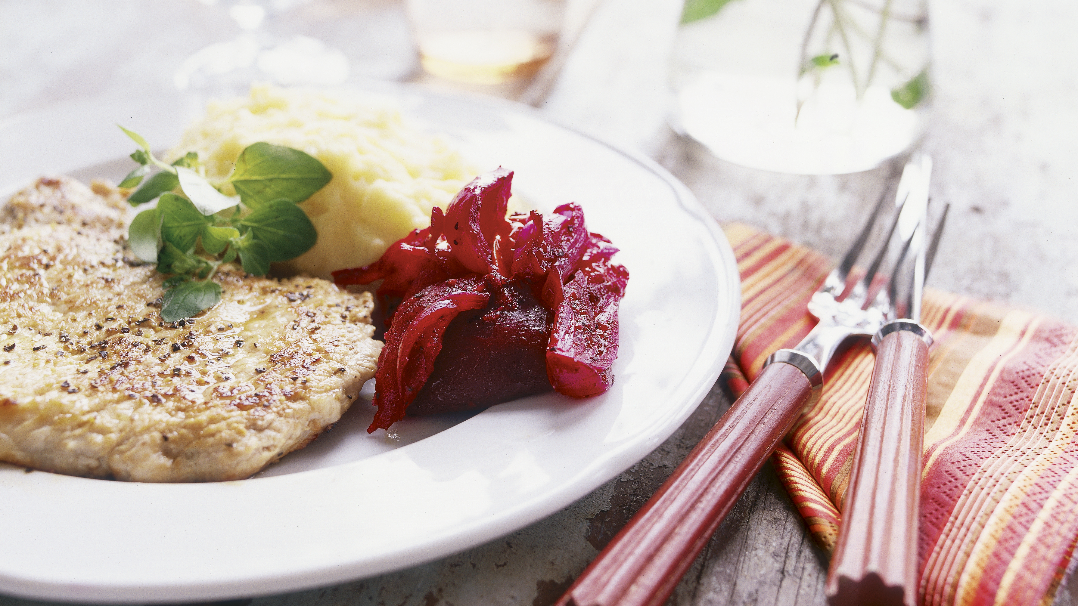 Possupihvit ja punajuuriratatouille