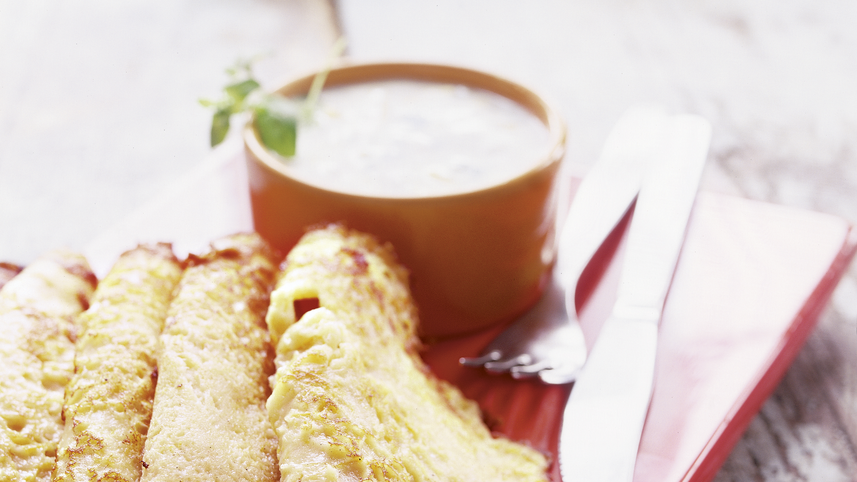 Palsternakka-porkkanaletut ja kurpitsakastike