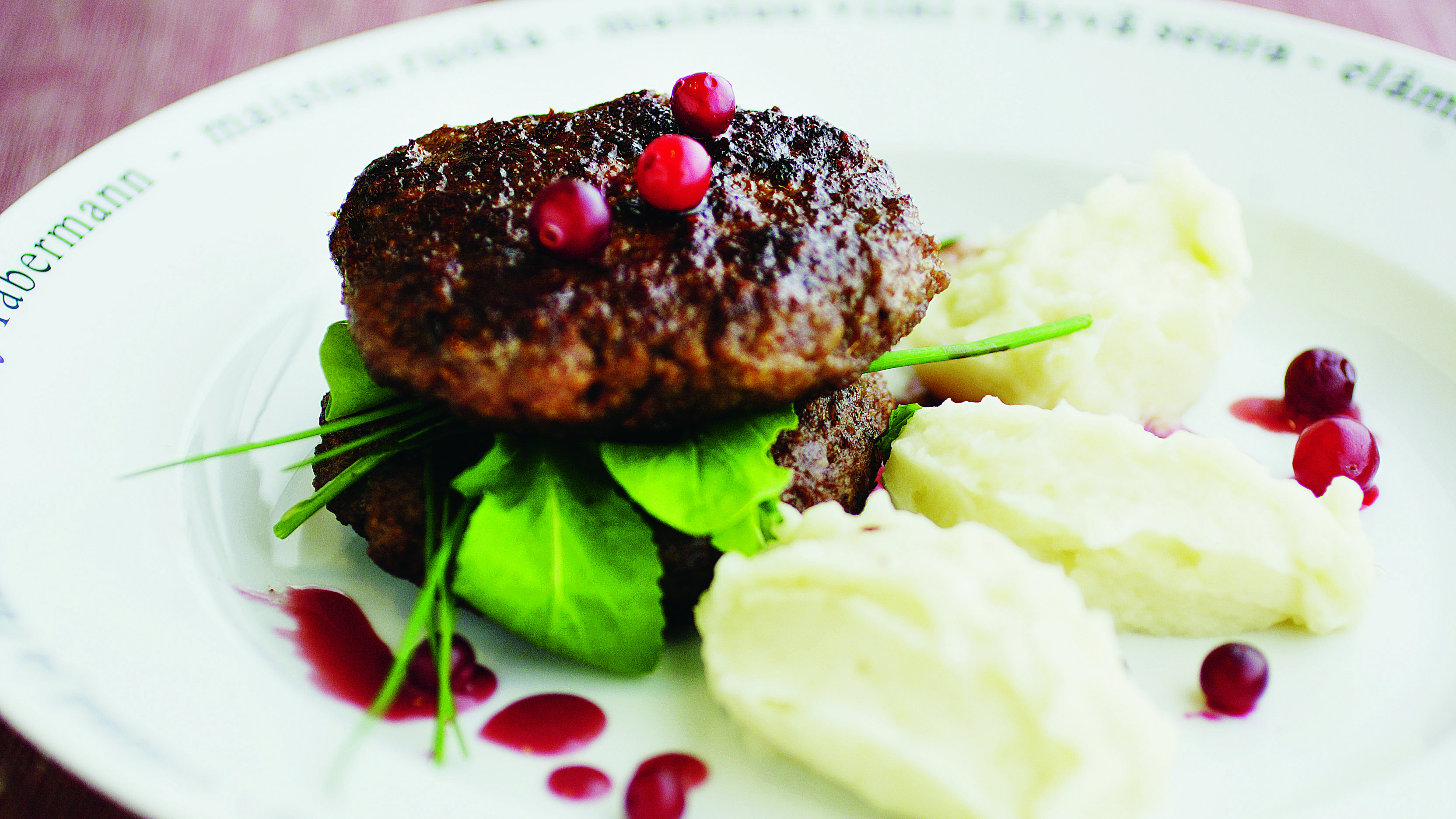 Wallenbergin pihvit ja karpalokastike