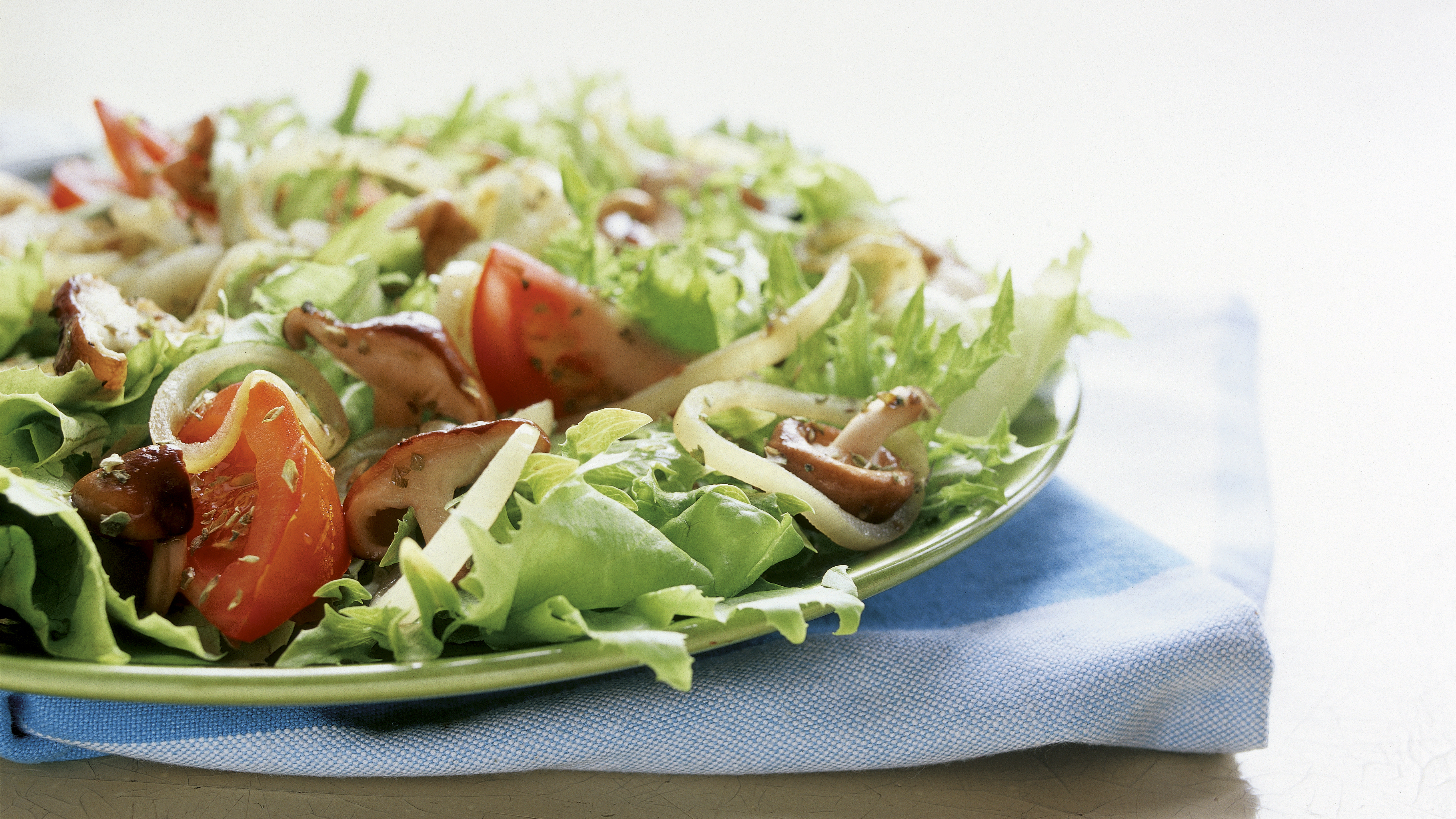 Lämmin sienisalaatti