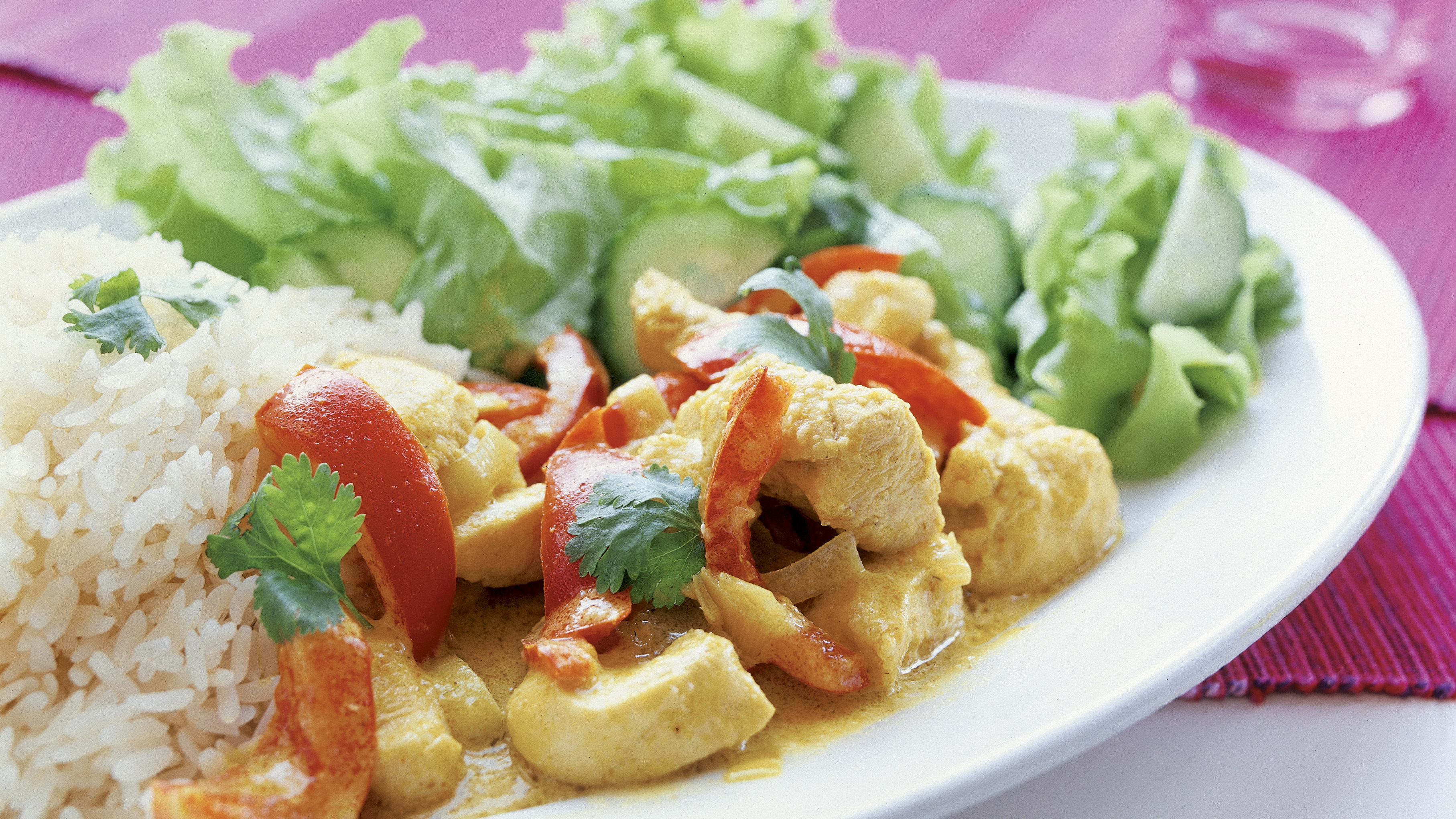 Värikäs kookos-broilerikasari