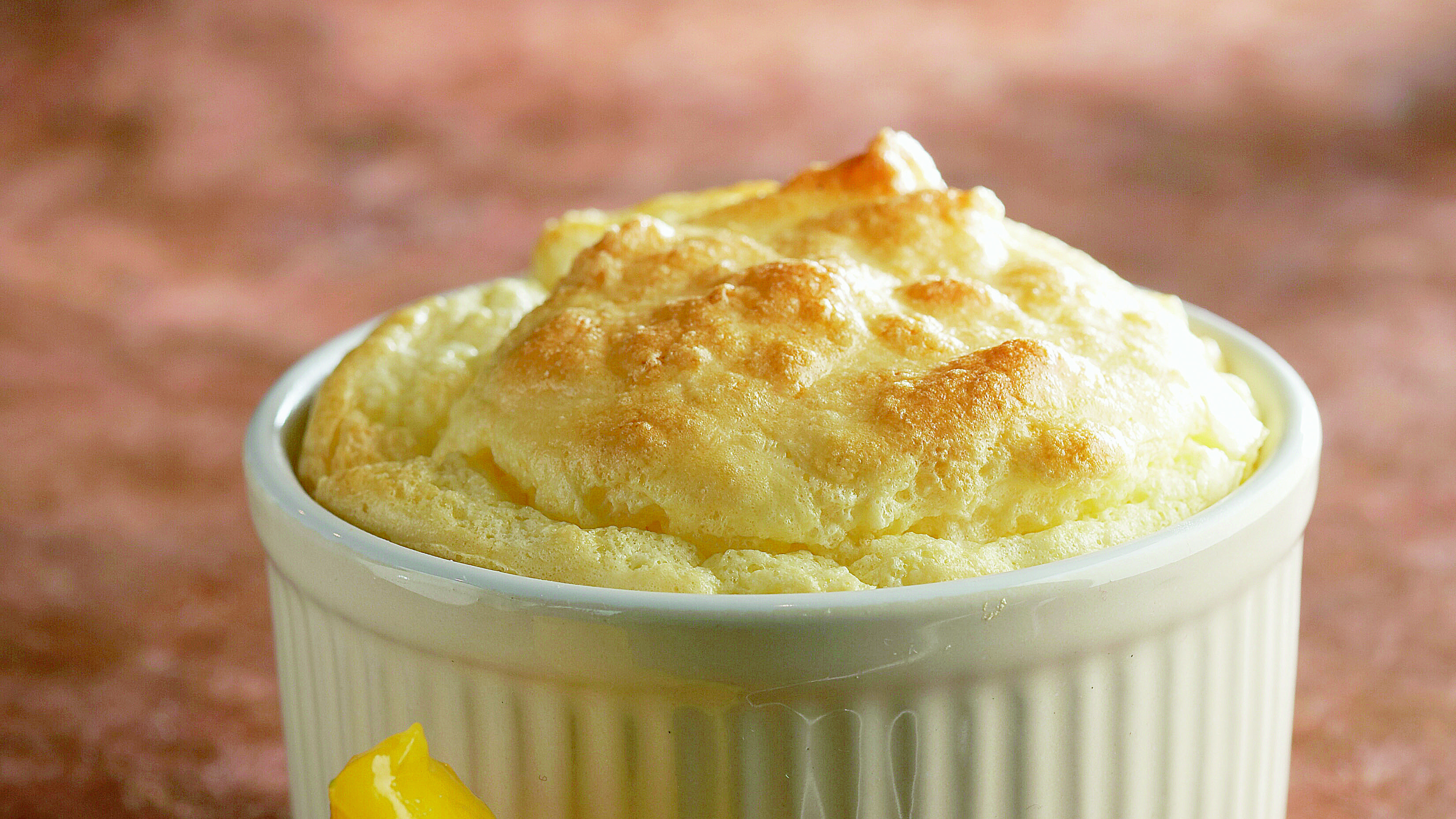 Vuohenjuustokohokkaat ja hedelmäsalaatti