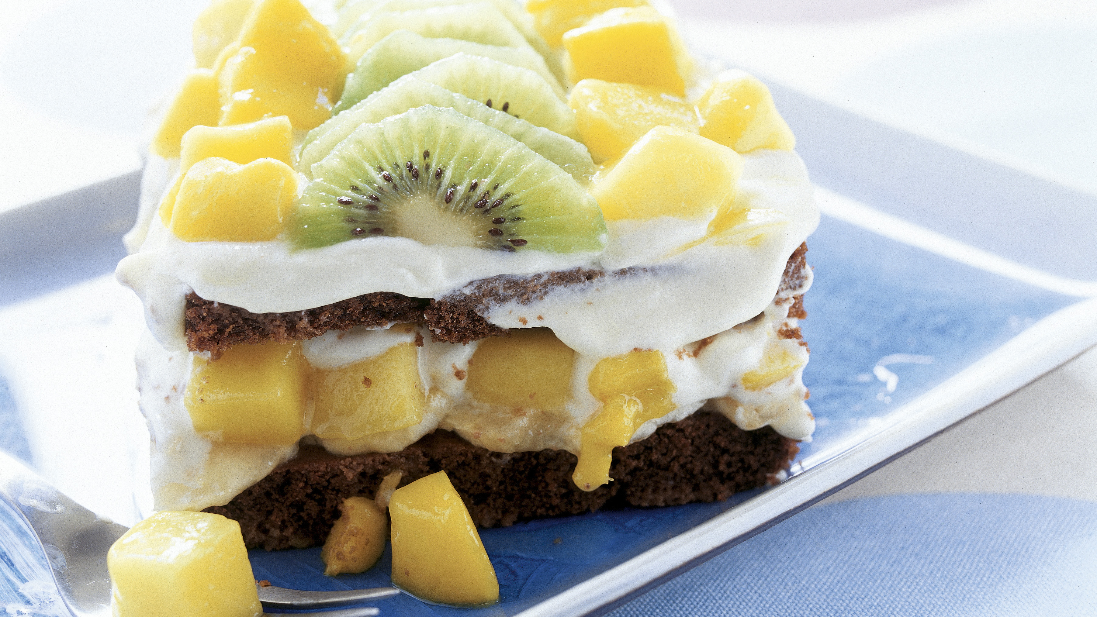 Mango-suklaatäytekakku