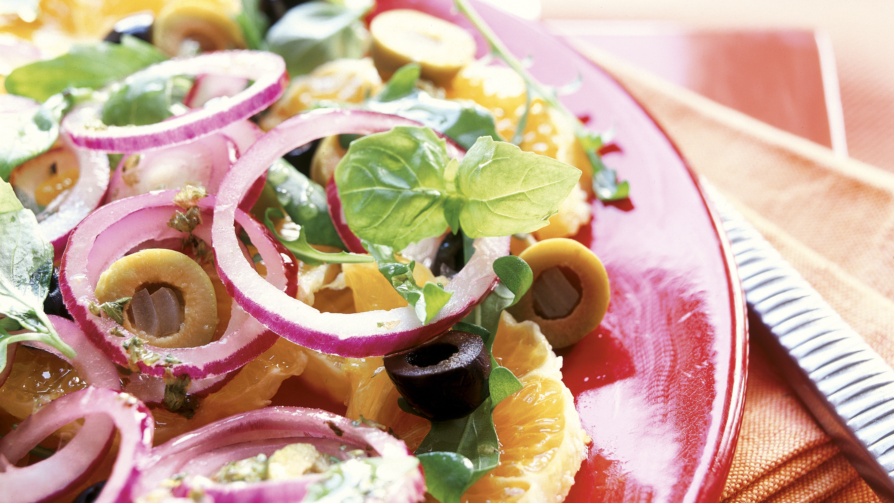 Appelsiini-oliivisalaatti