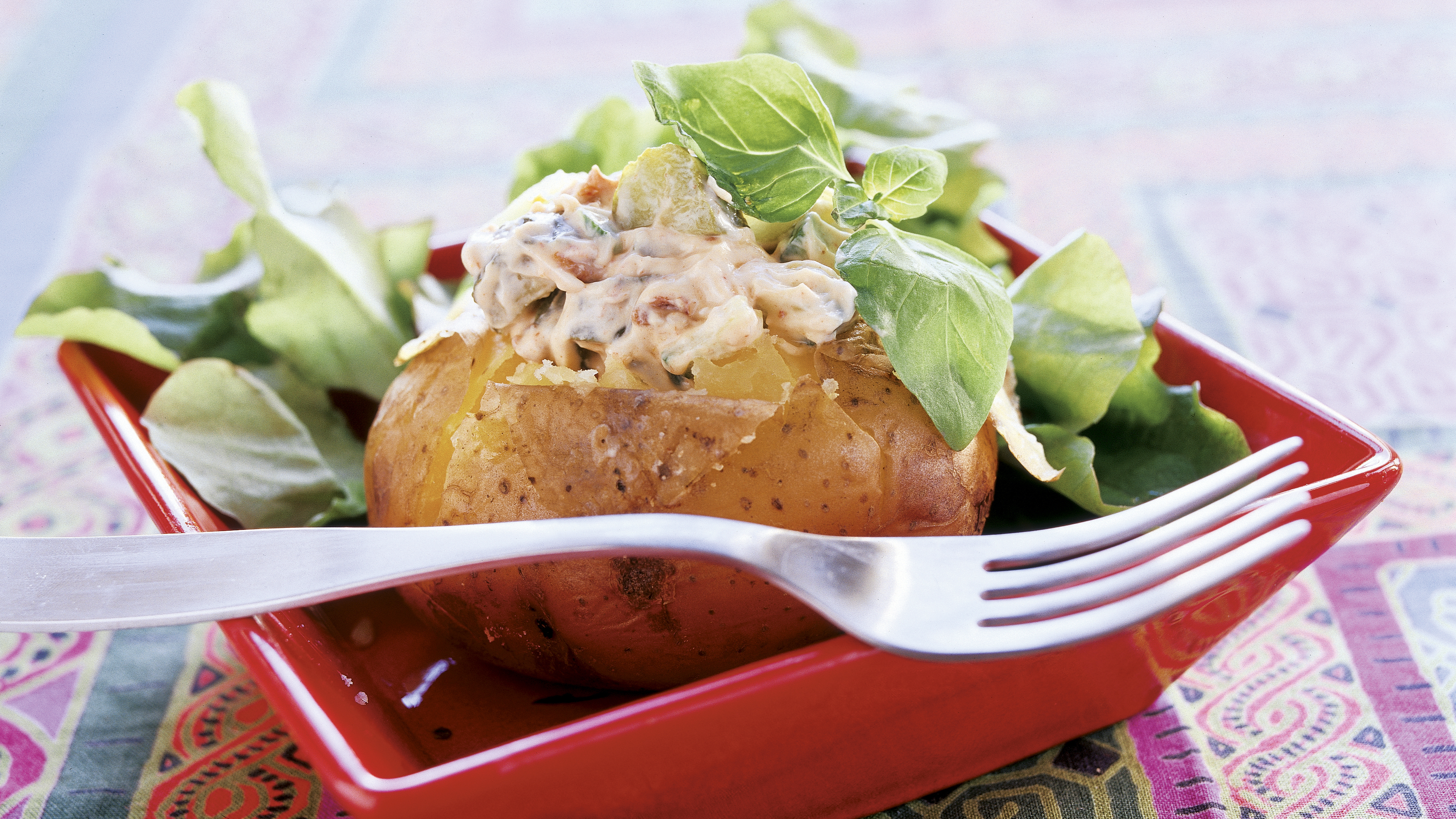 Kurkku-tomaattitäytteiset uuniperunat