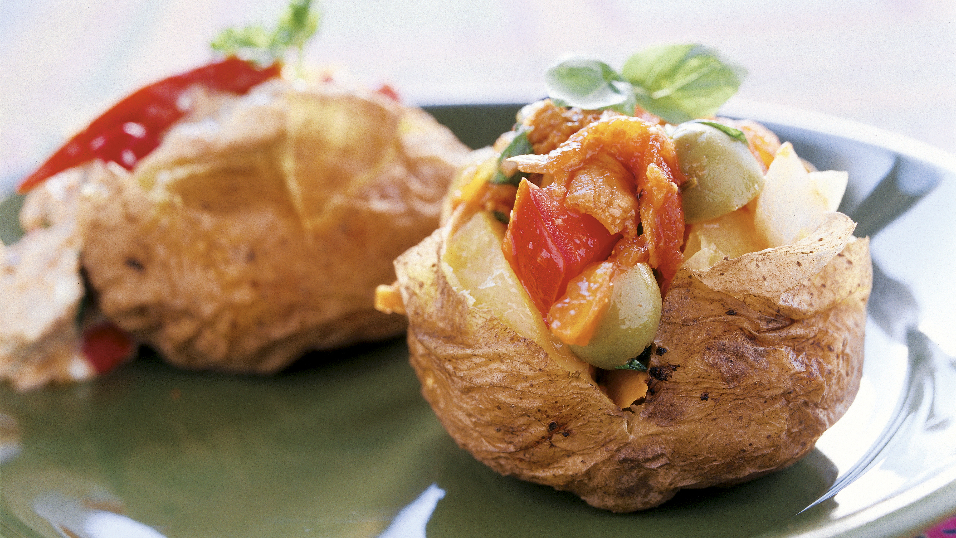 Tonnikalatäytteiset uuniperunat