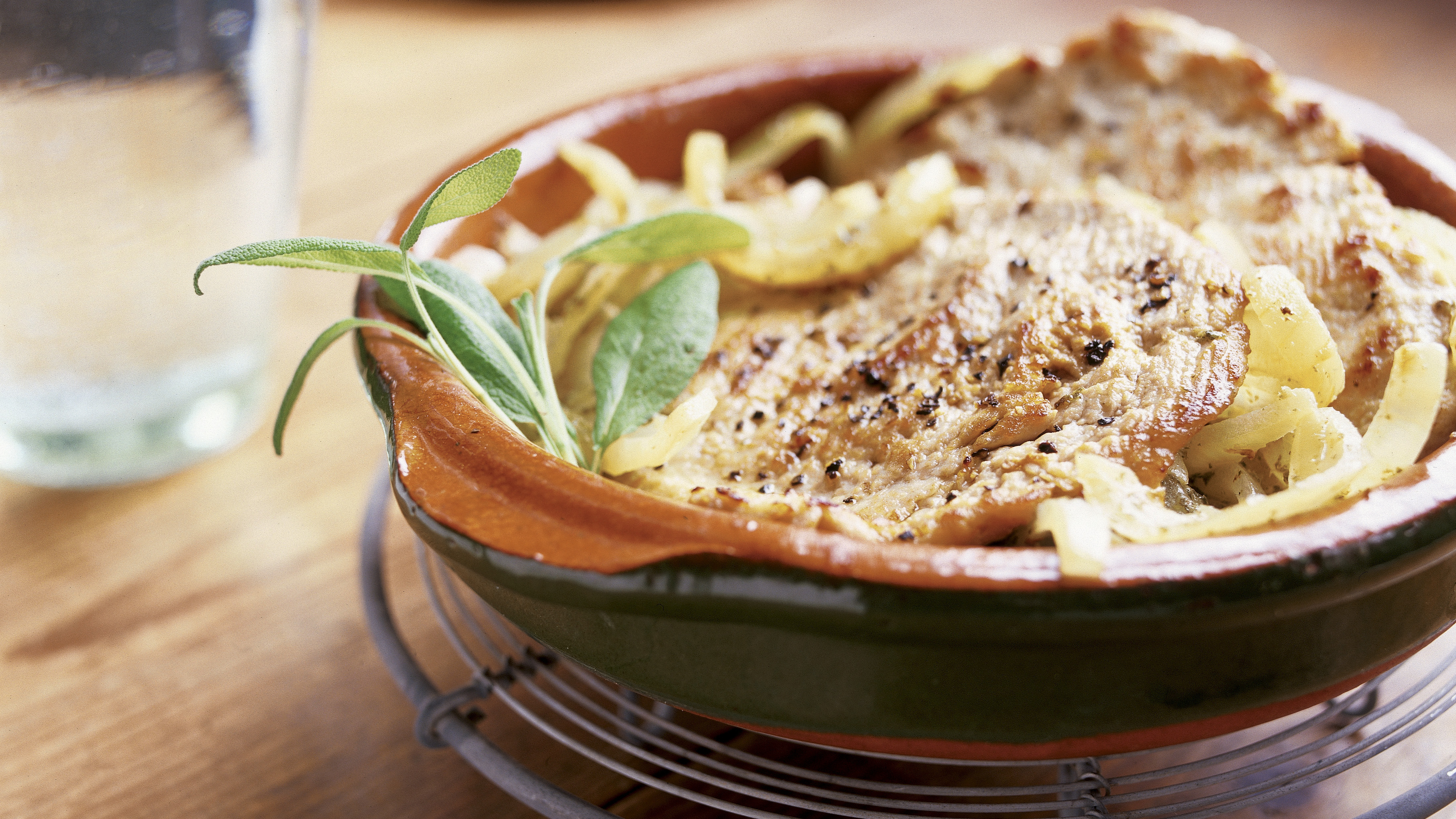 Porsaanlehtipihvejä ja salvia-omenasipuleita