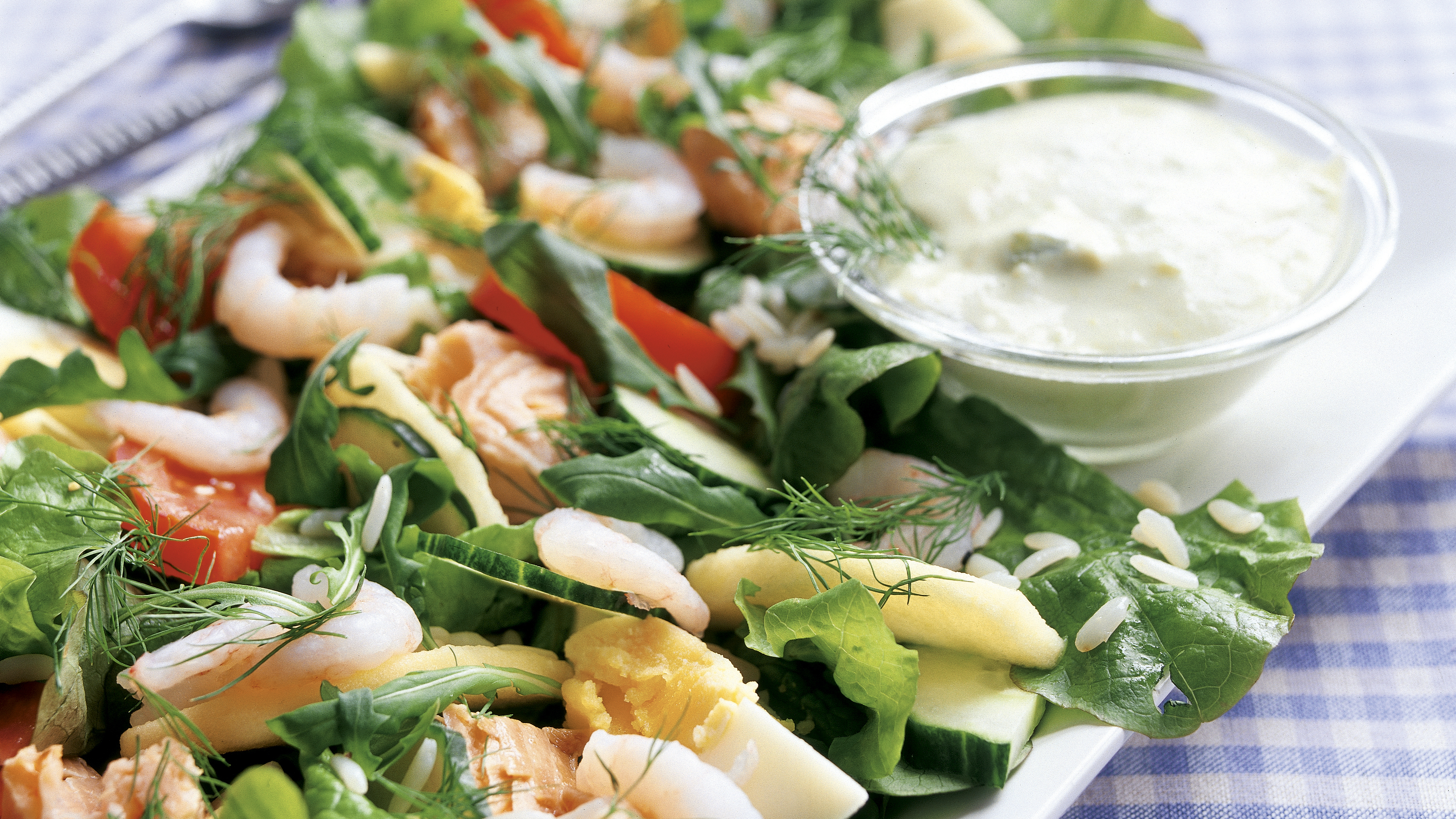 Juhlava lohi-katkarapusalaatti