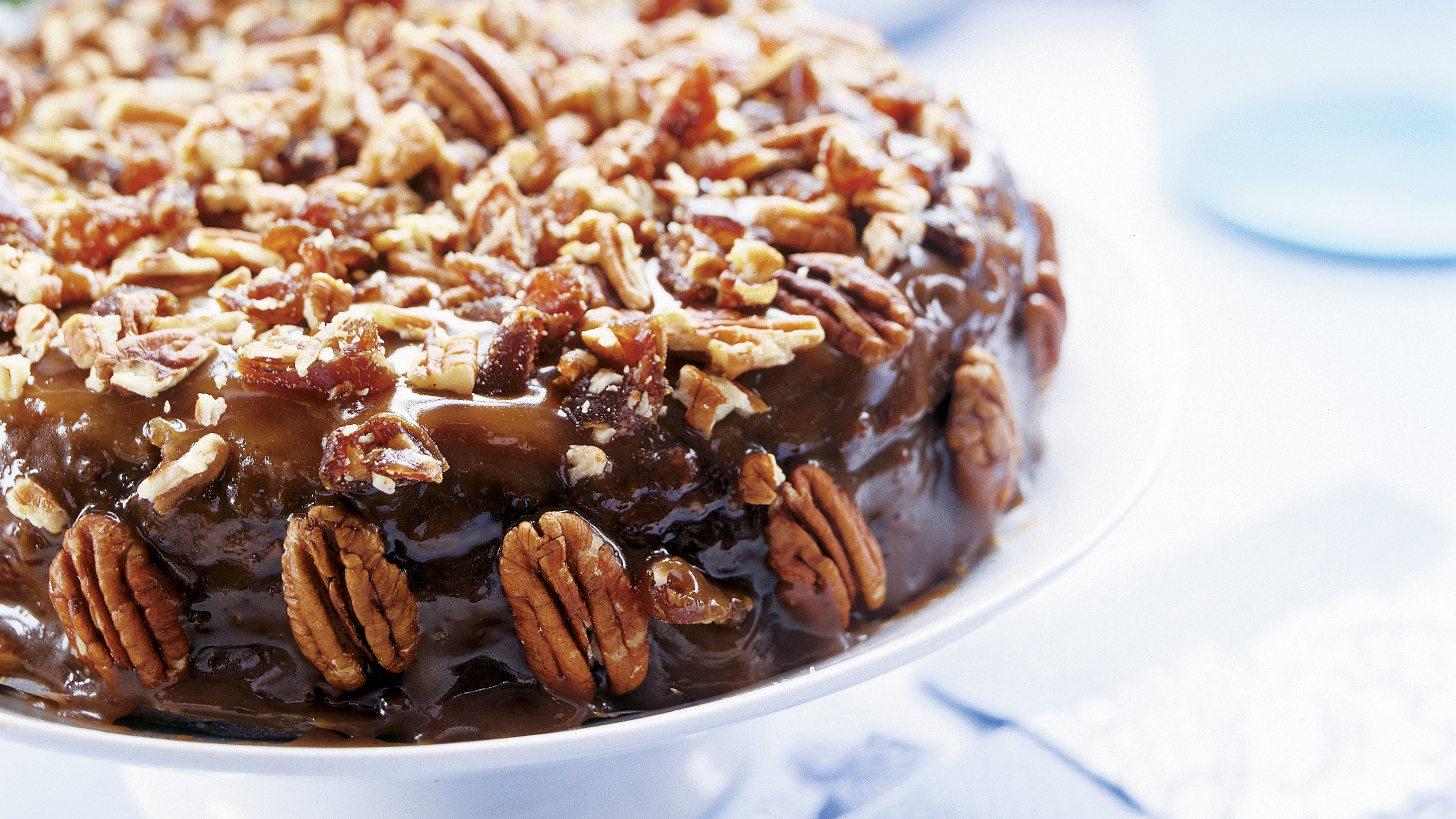 Kinuskinen pähkinä-taatelikakku