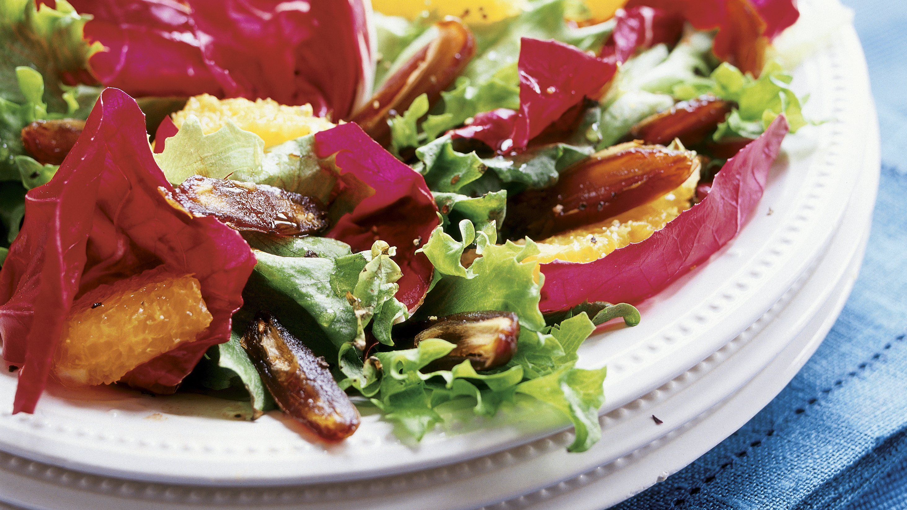 Värikäs appelsiini-taatelisalaatti