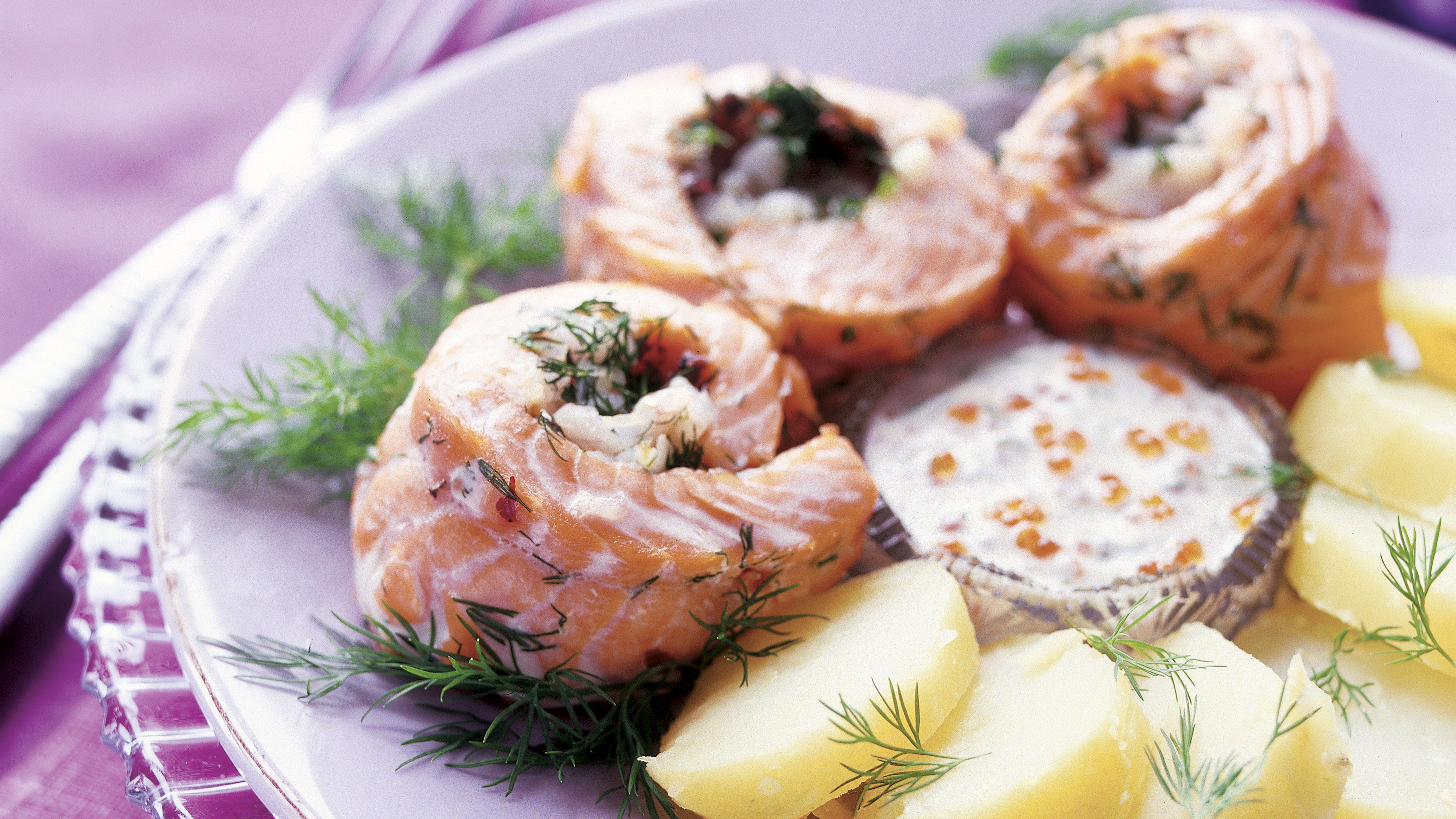 Kirjolohi-katkarapukiekot mätikastikkeella