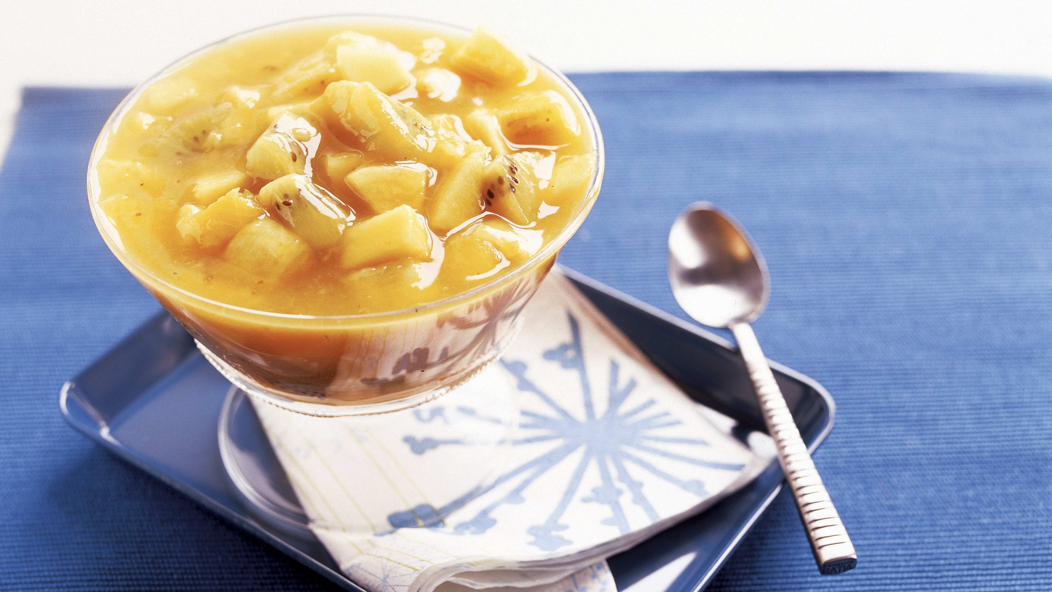 Keltainen hedelmäkeitto