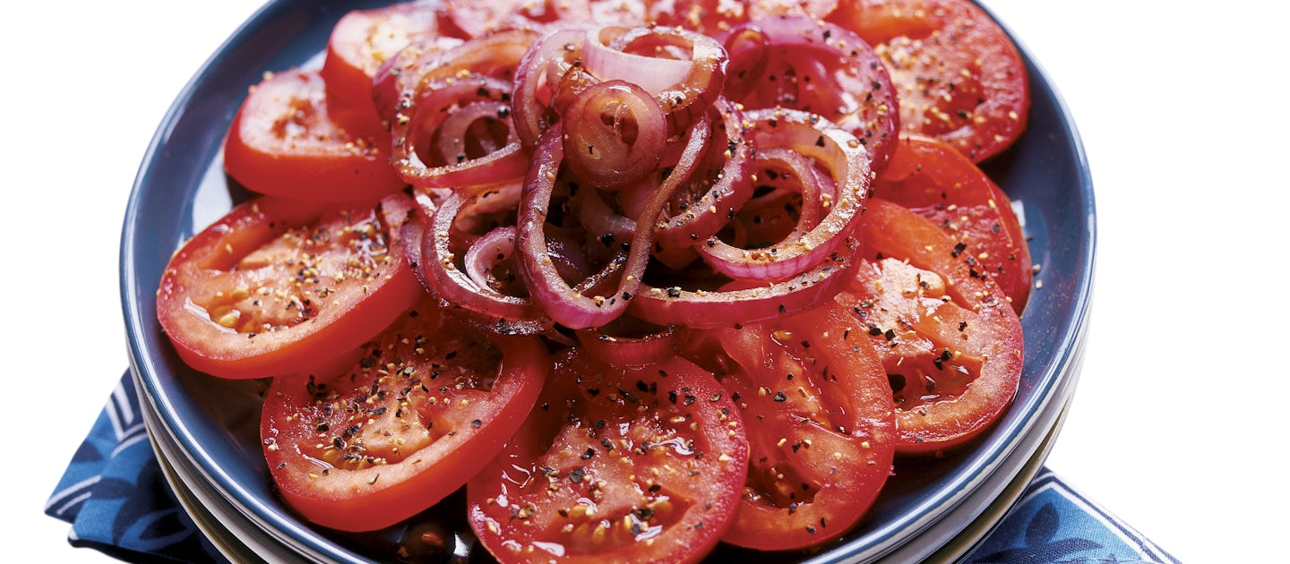 Lämmin tomaatti-punasipulisalaatti 