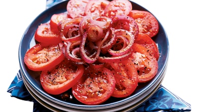 Lämmin tomaatti-punasipulisalaatti