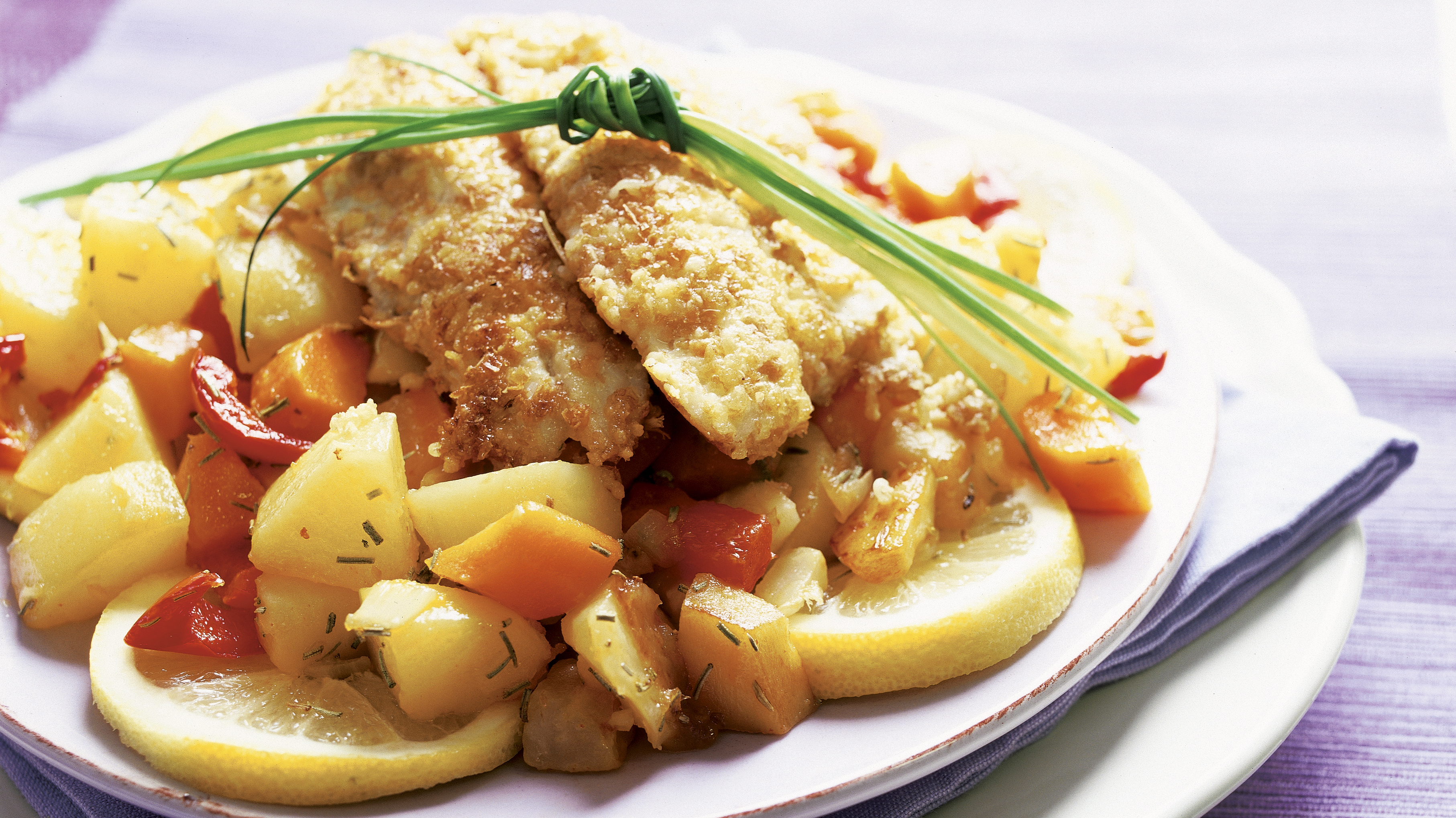 Parmesanpaneroitu kala ja juurespyttipannu