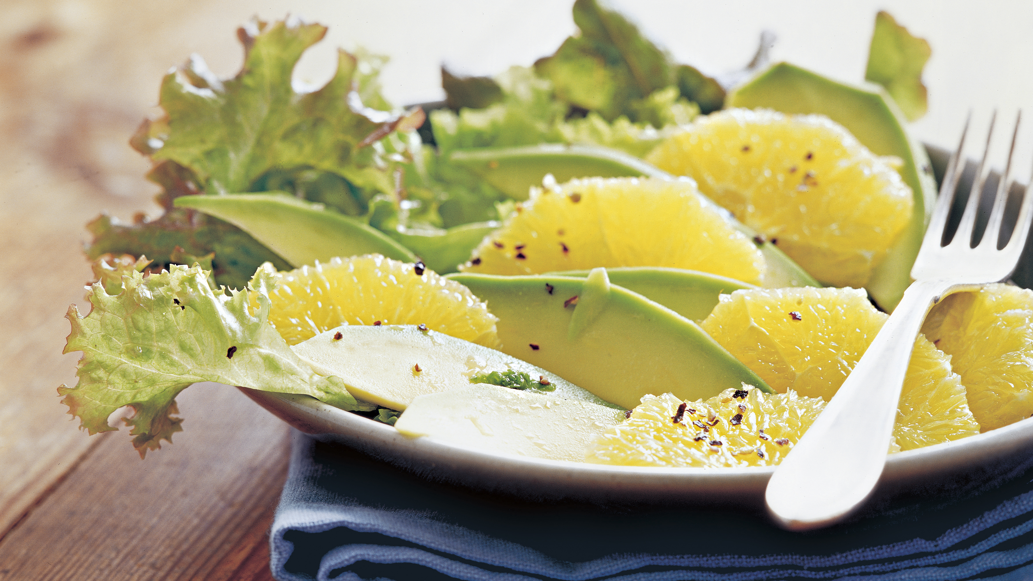 Appelsiini-avokadosalaatti