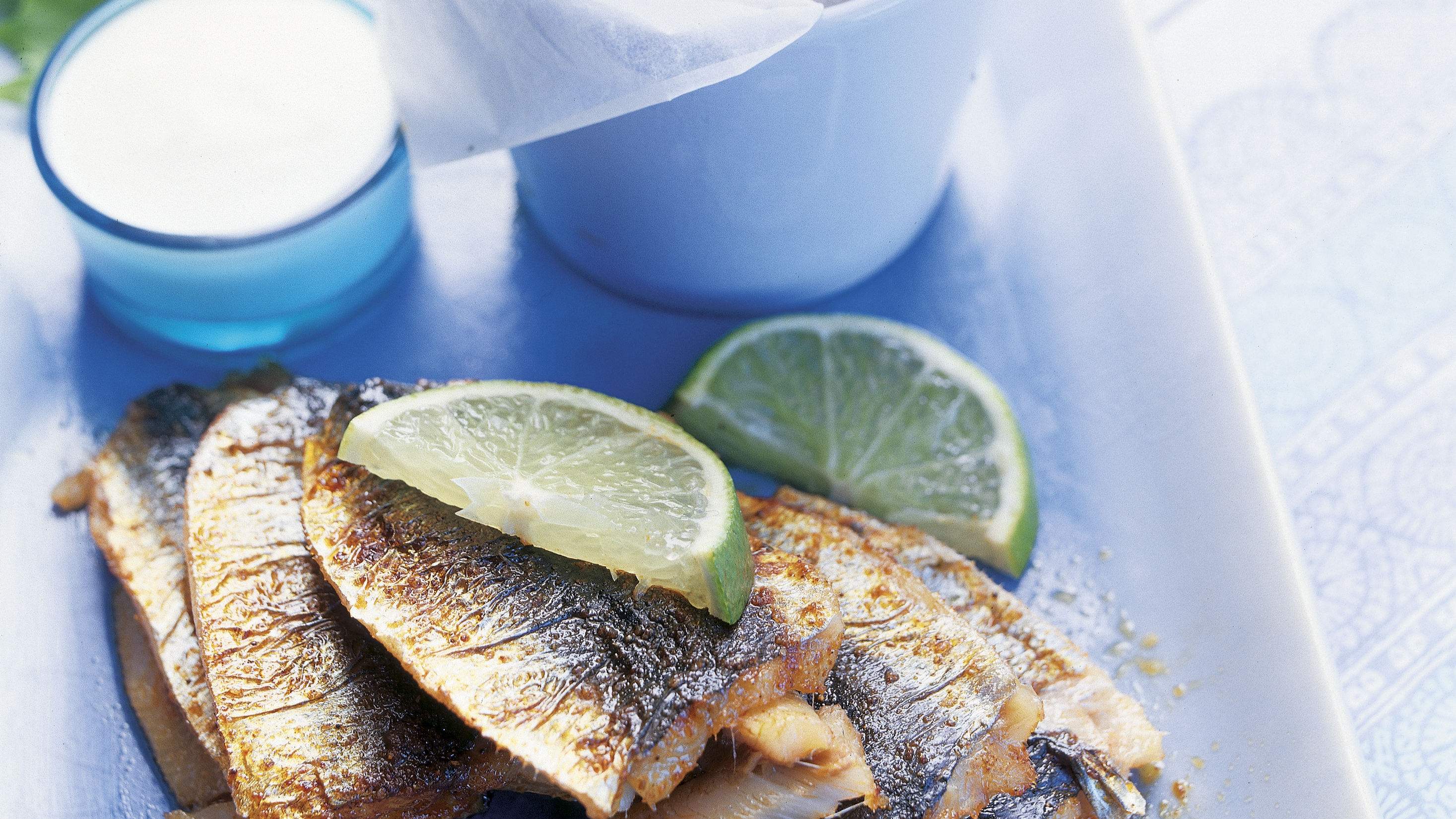 Mausteiset silakkapihvit ja lohkoperunat