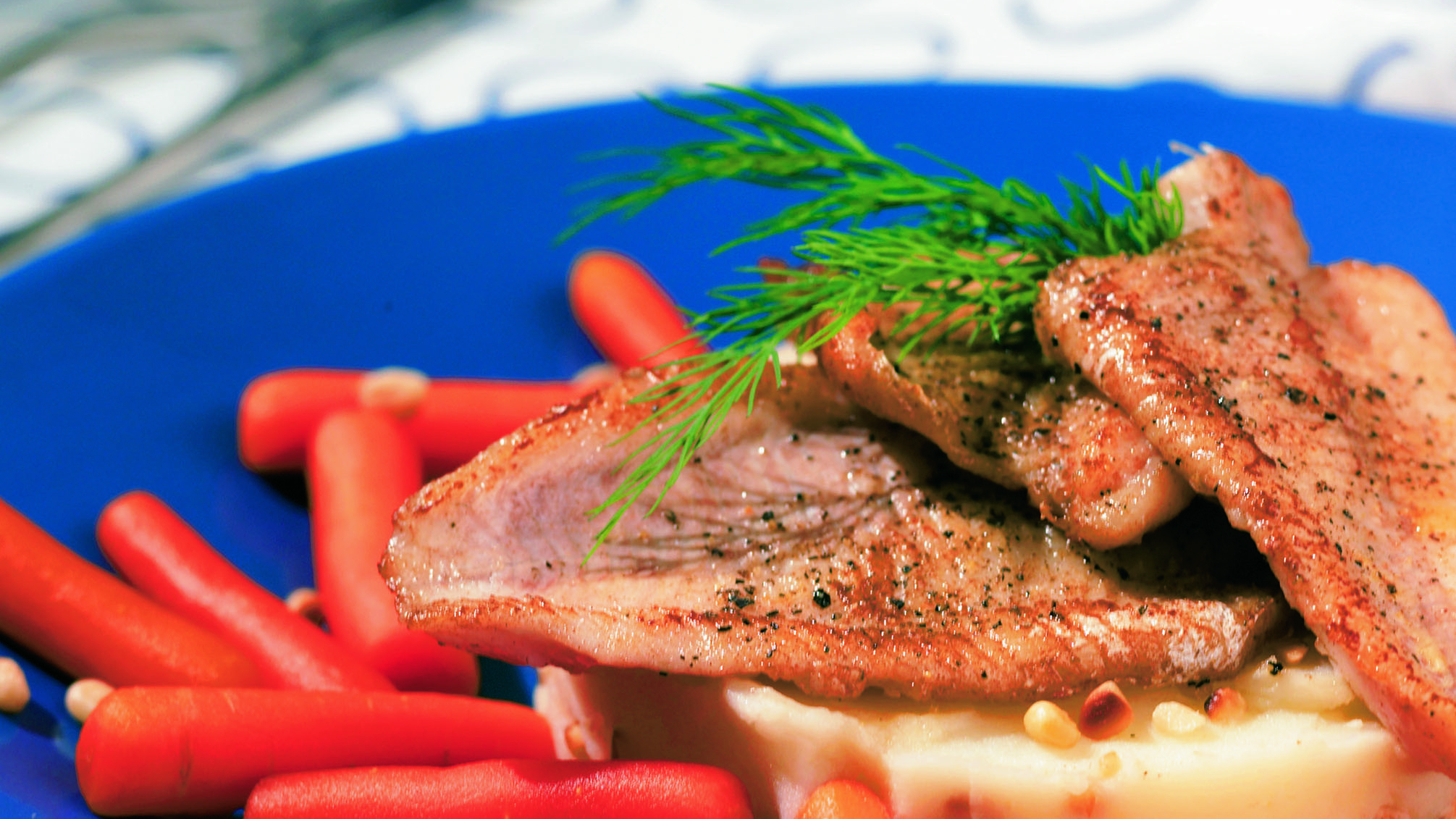 Paistetut ahvenet ja pinjaperunasose