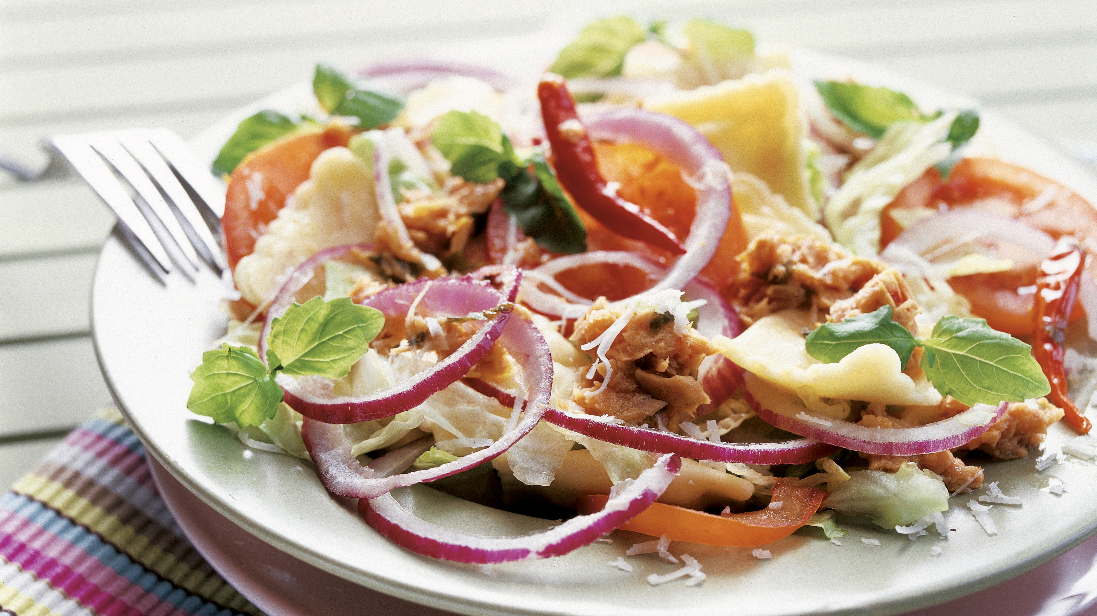 Chilinen pasta-tonnikalasalaatti