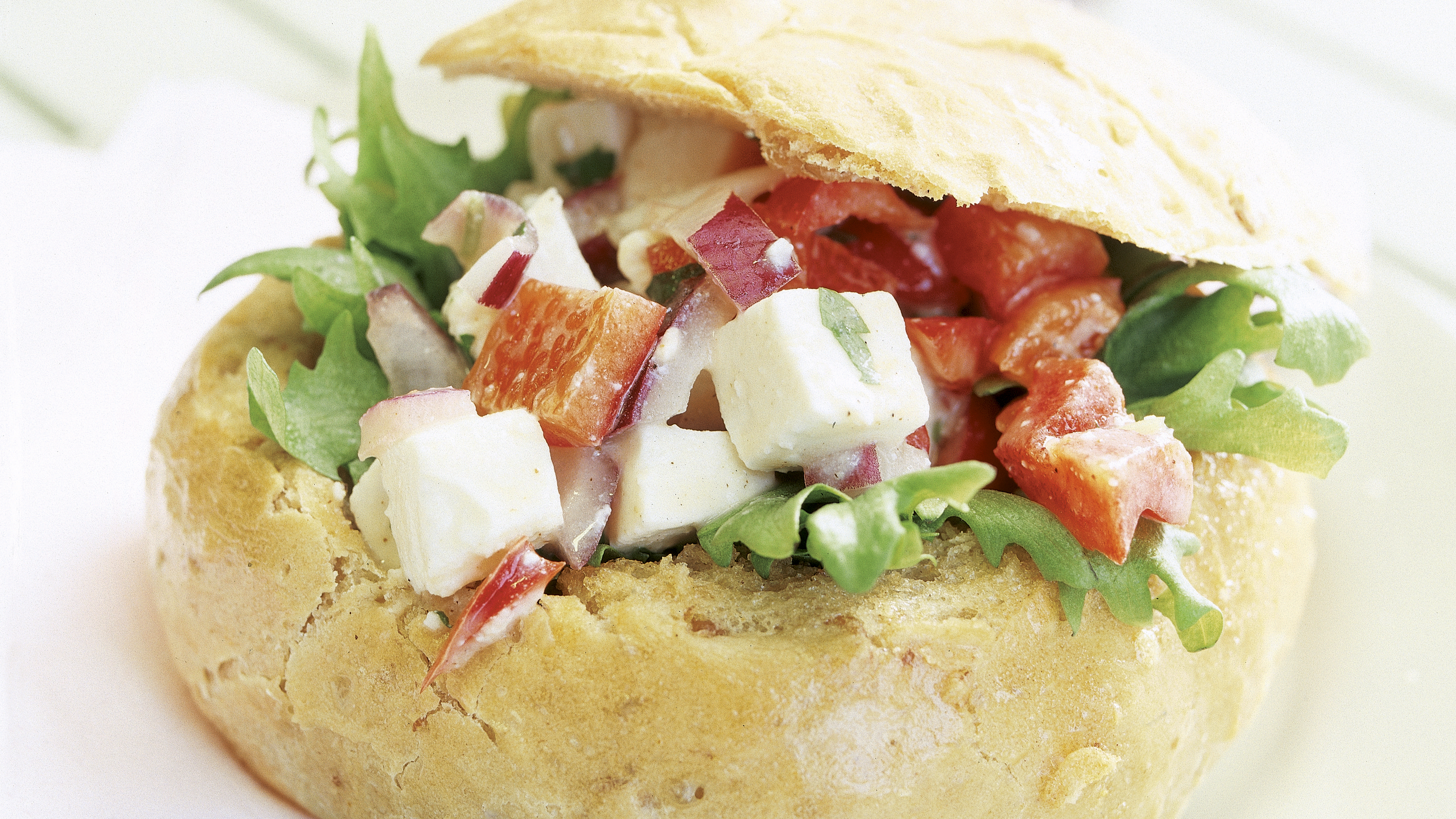 Fetasalaatilla täytetyt mahtisämpylät