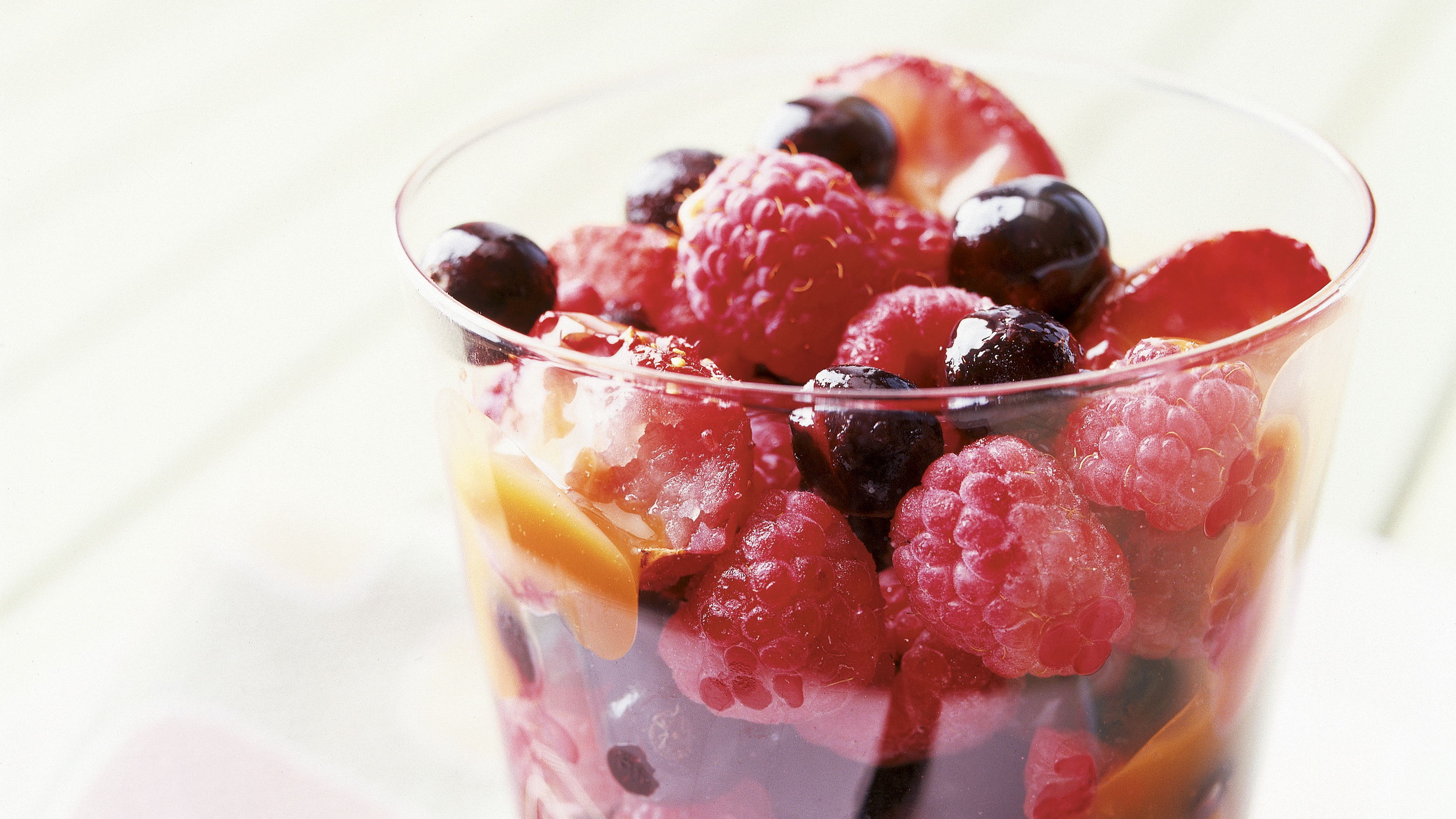 Marjasalaattia ja kuumaa kinuskikastiketta